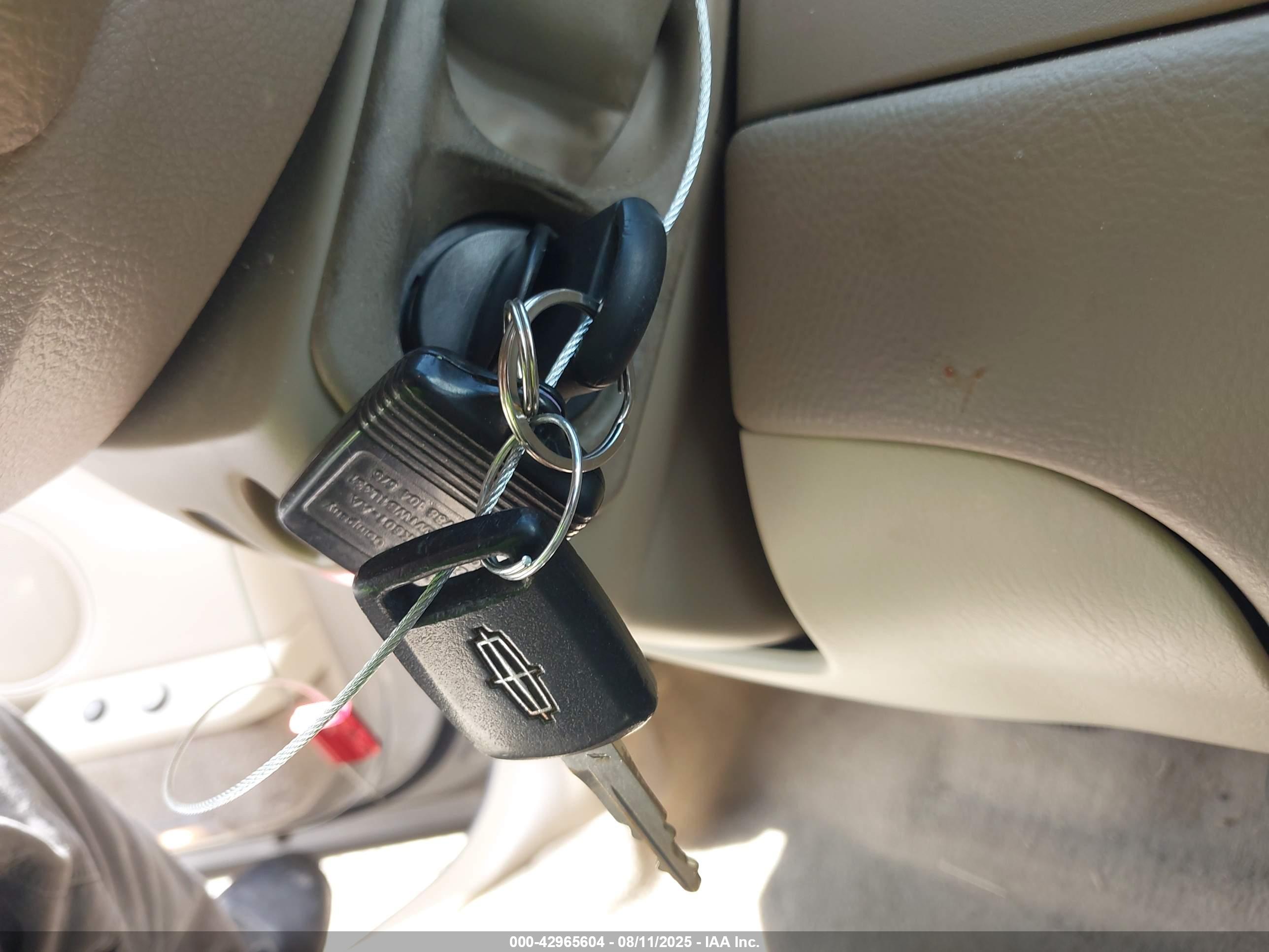 LINCOLN TOWN image 11