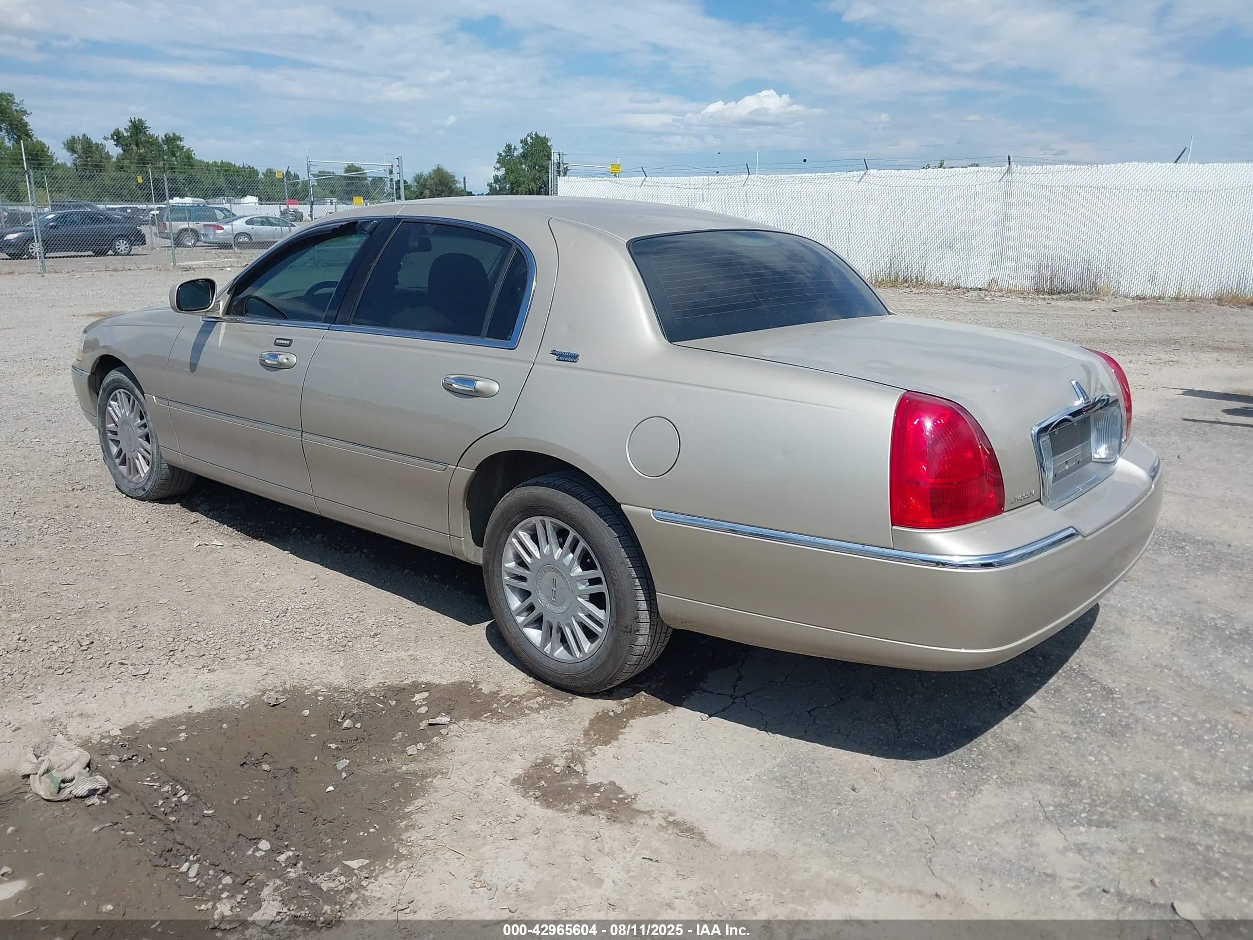 LINCOLN TOWN image 3