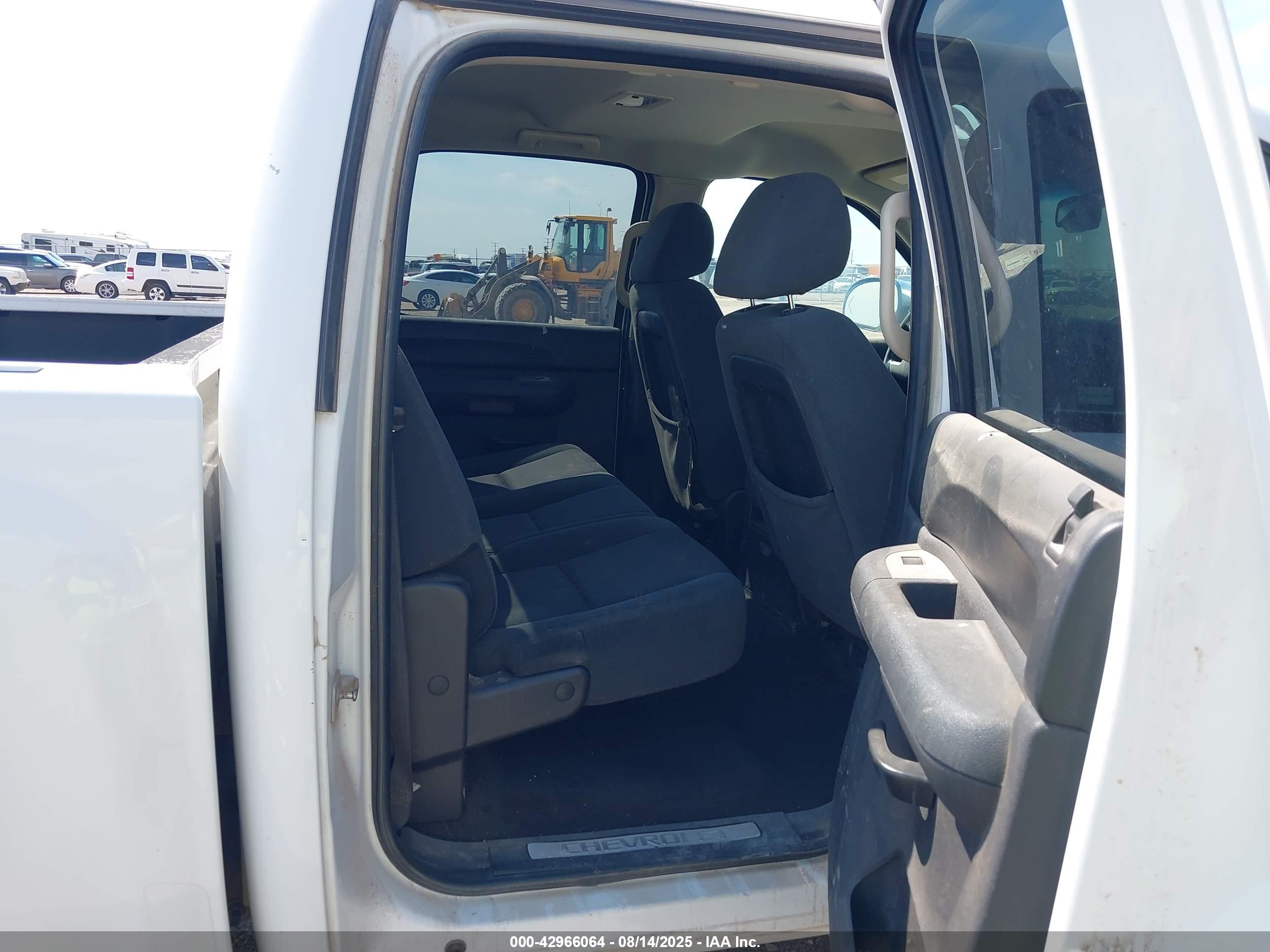 CHEVROLET SILVERADO image 8
