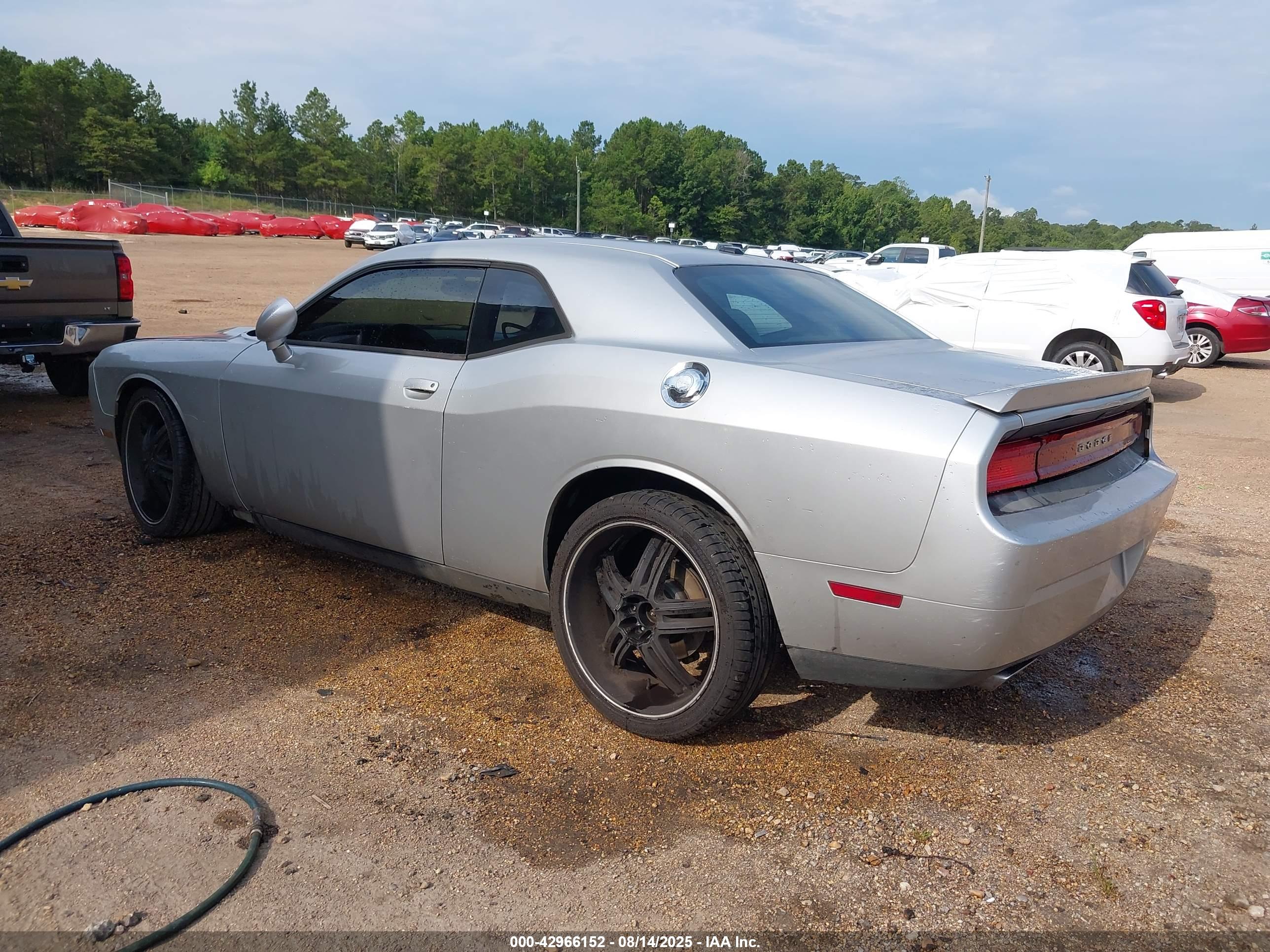 DODGE CHALLENGER image 3