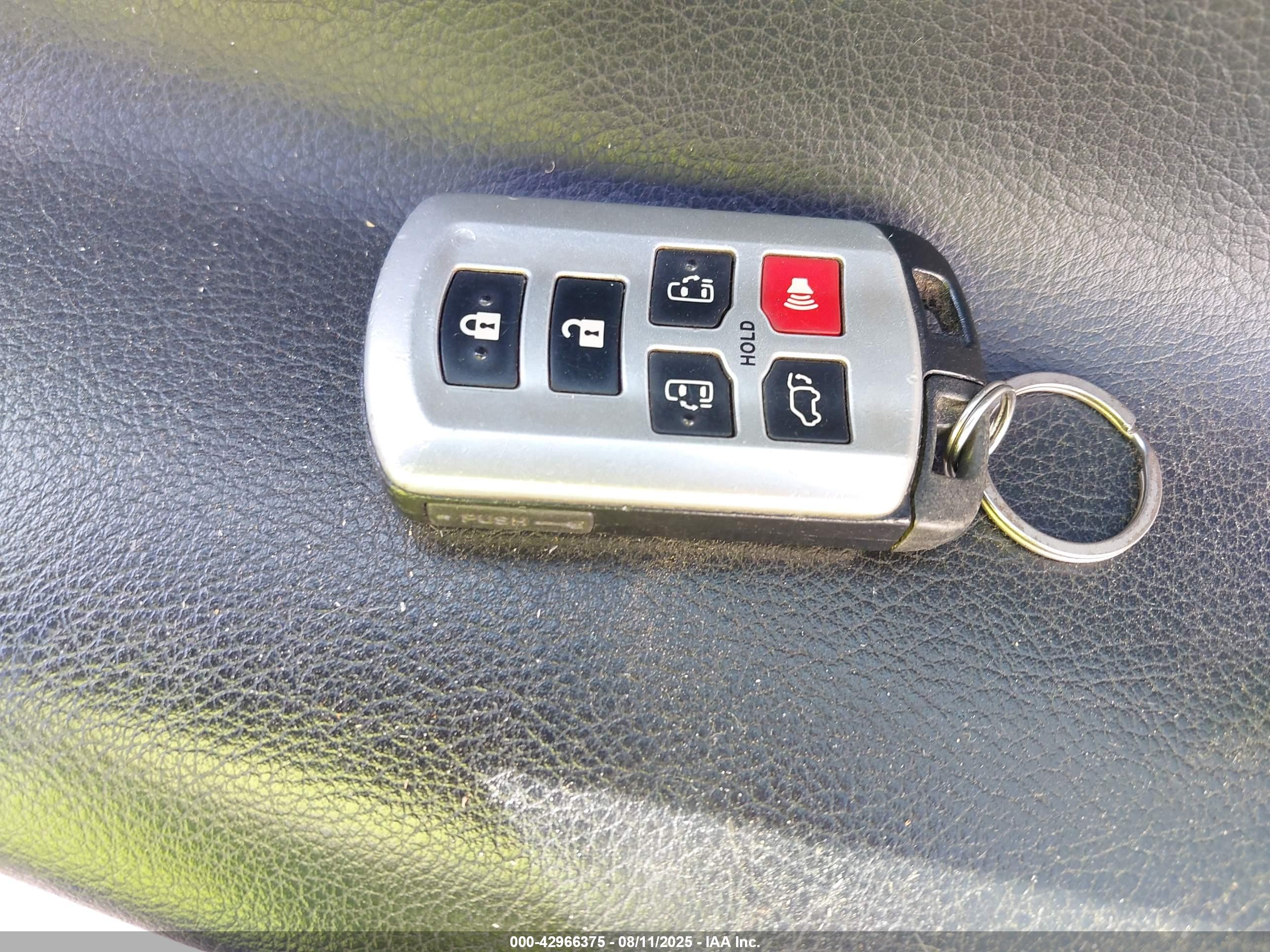 TOYOTA SIENNA image 11