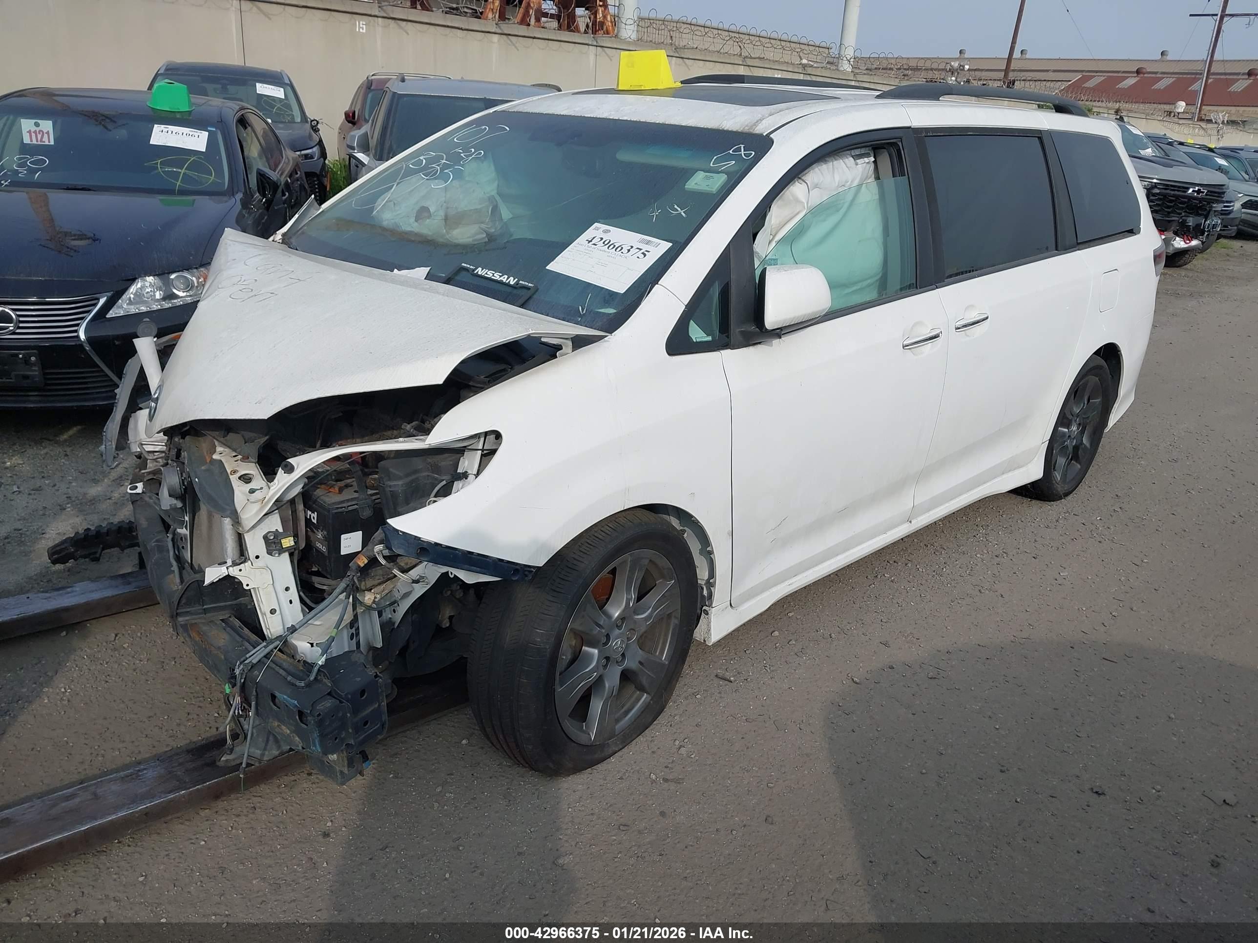 TOYOTA SIENNA image 2