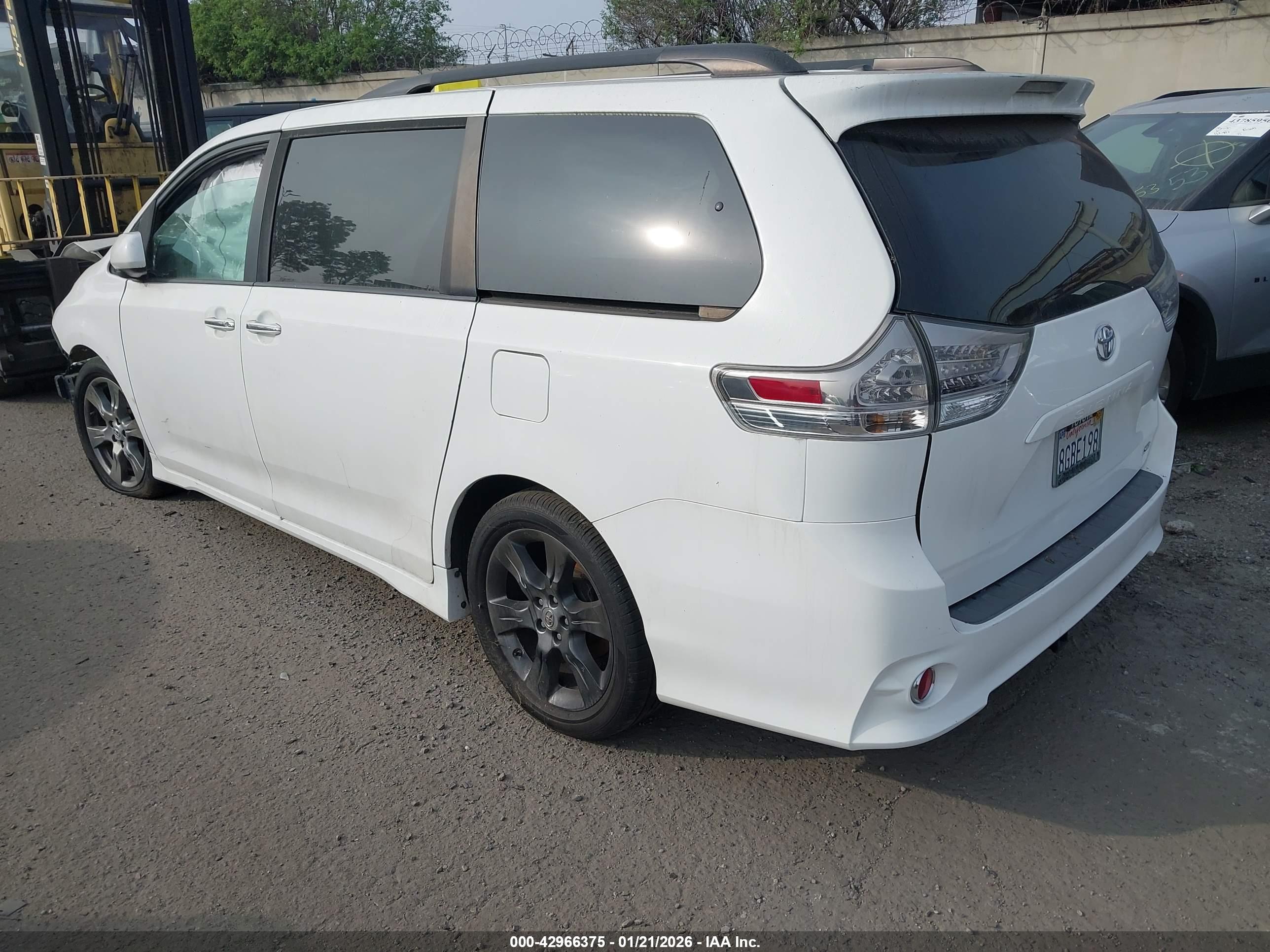 TOYOTA SIENNA image 3