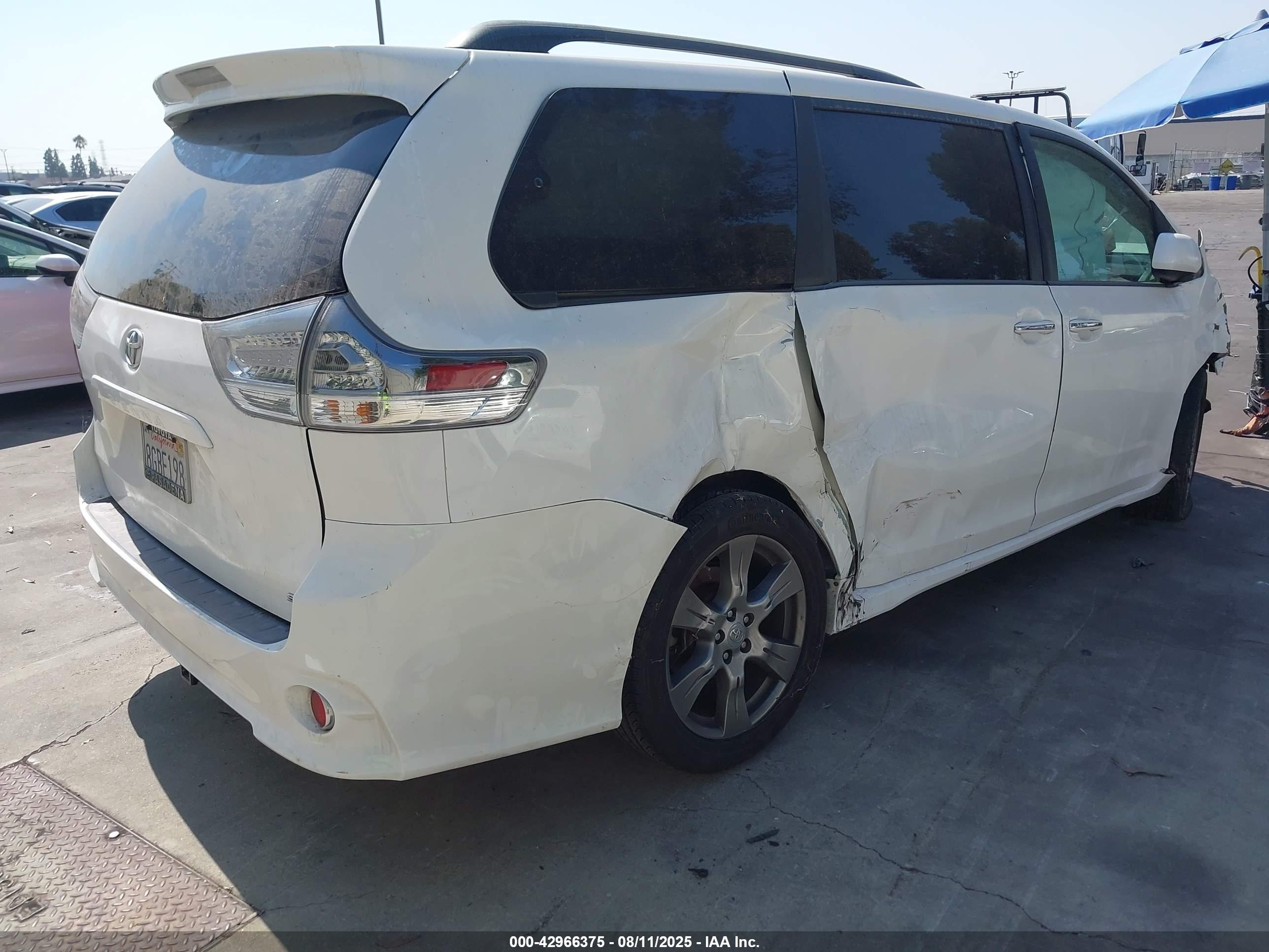 TOYOTA SIENNA image 4