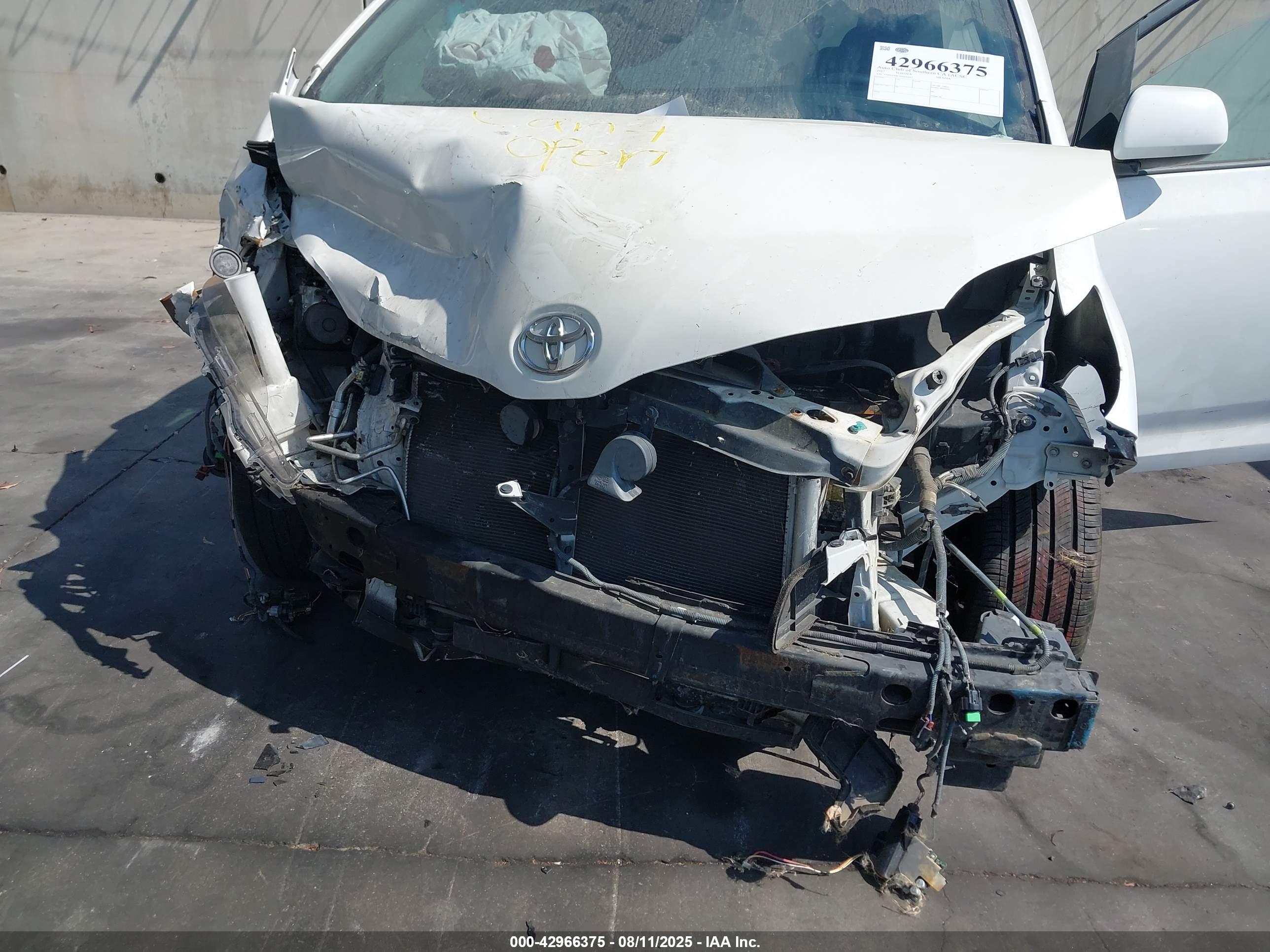 TOYOTA SIENNA image 6