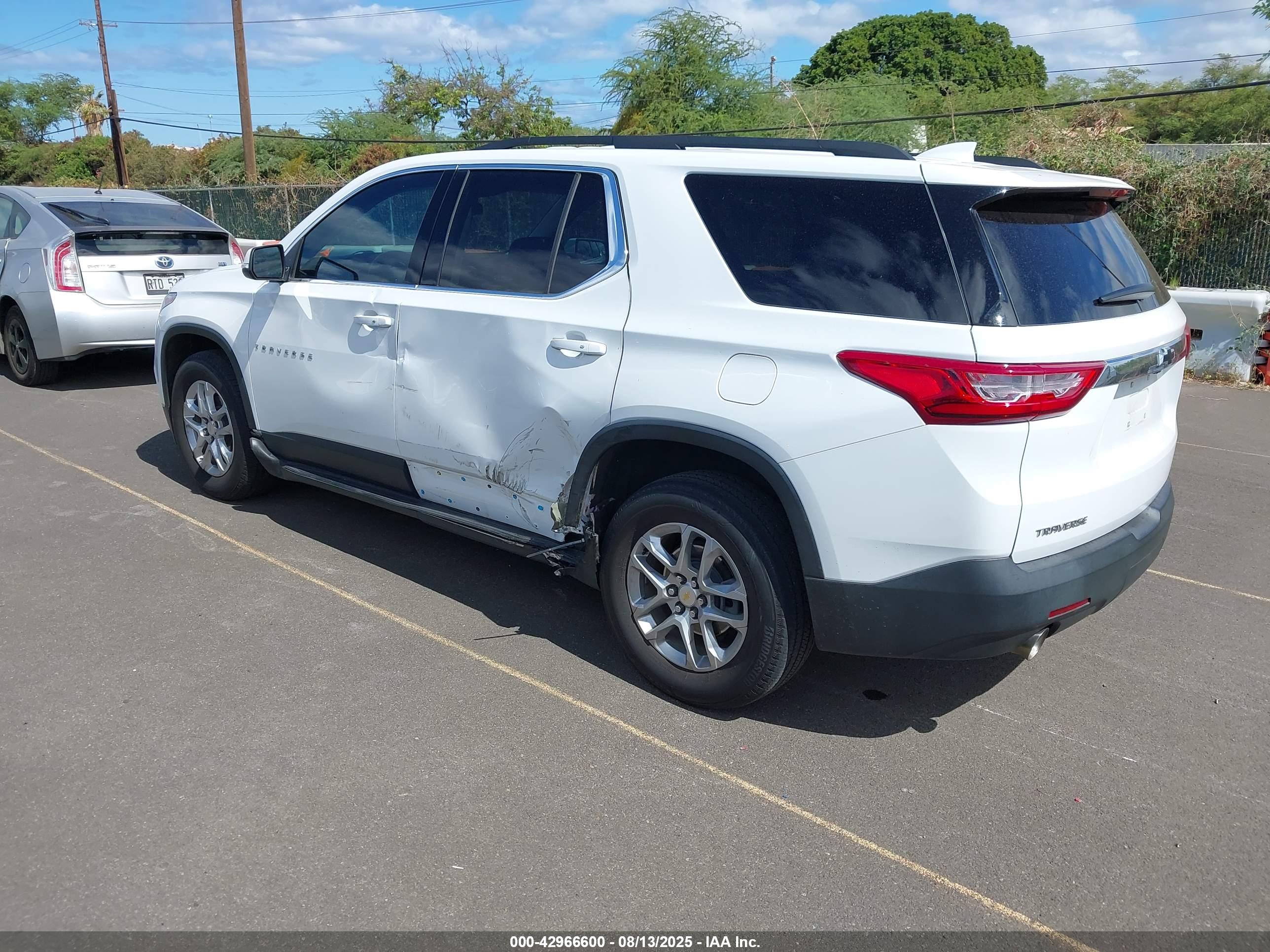 CHEVROLET TRAVERSE image 3