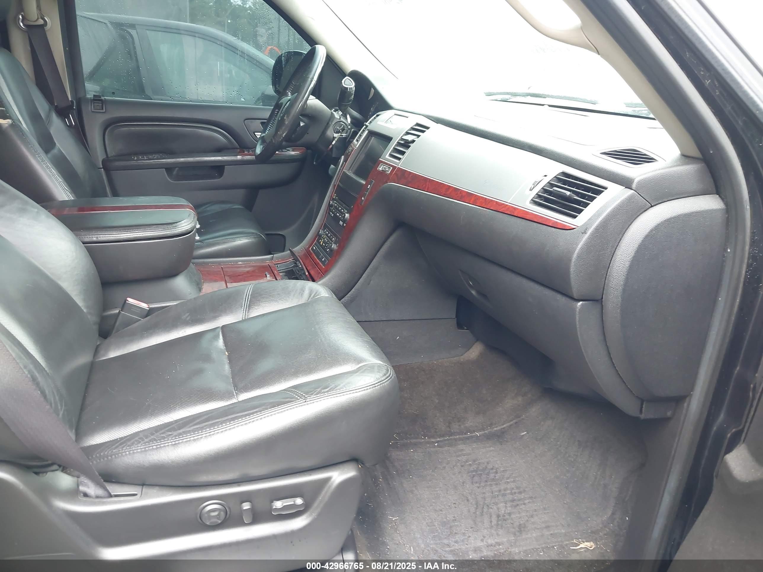 CADILLAC ESCALADE image 5