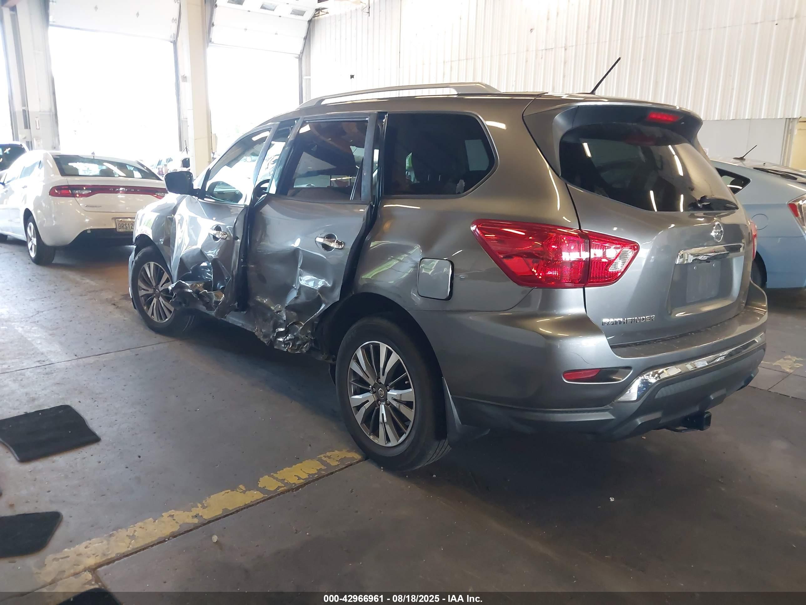 NISSAN PATHFINDER image 3