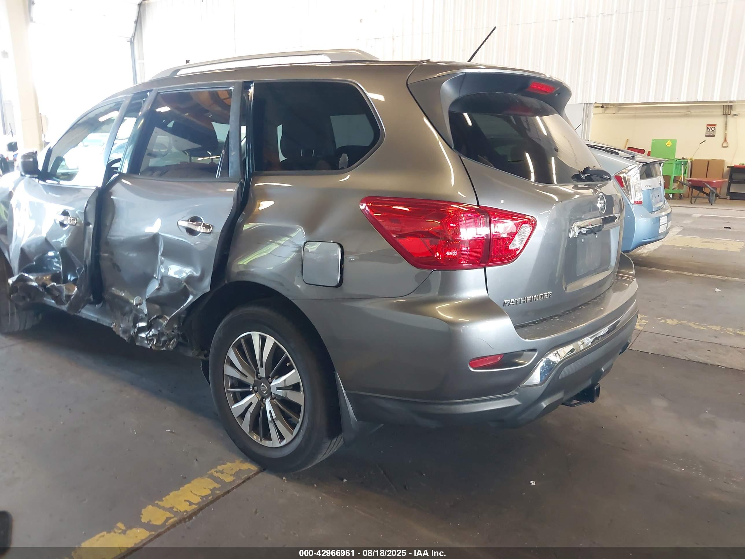NISSAN PATHFINDER image 6