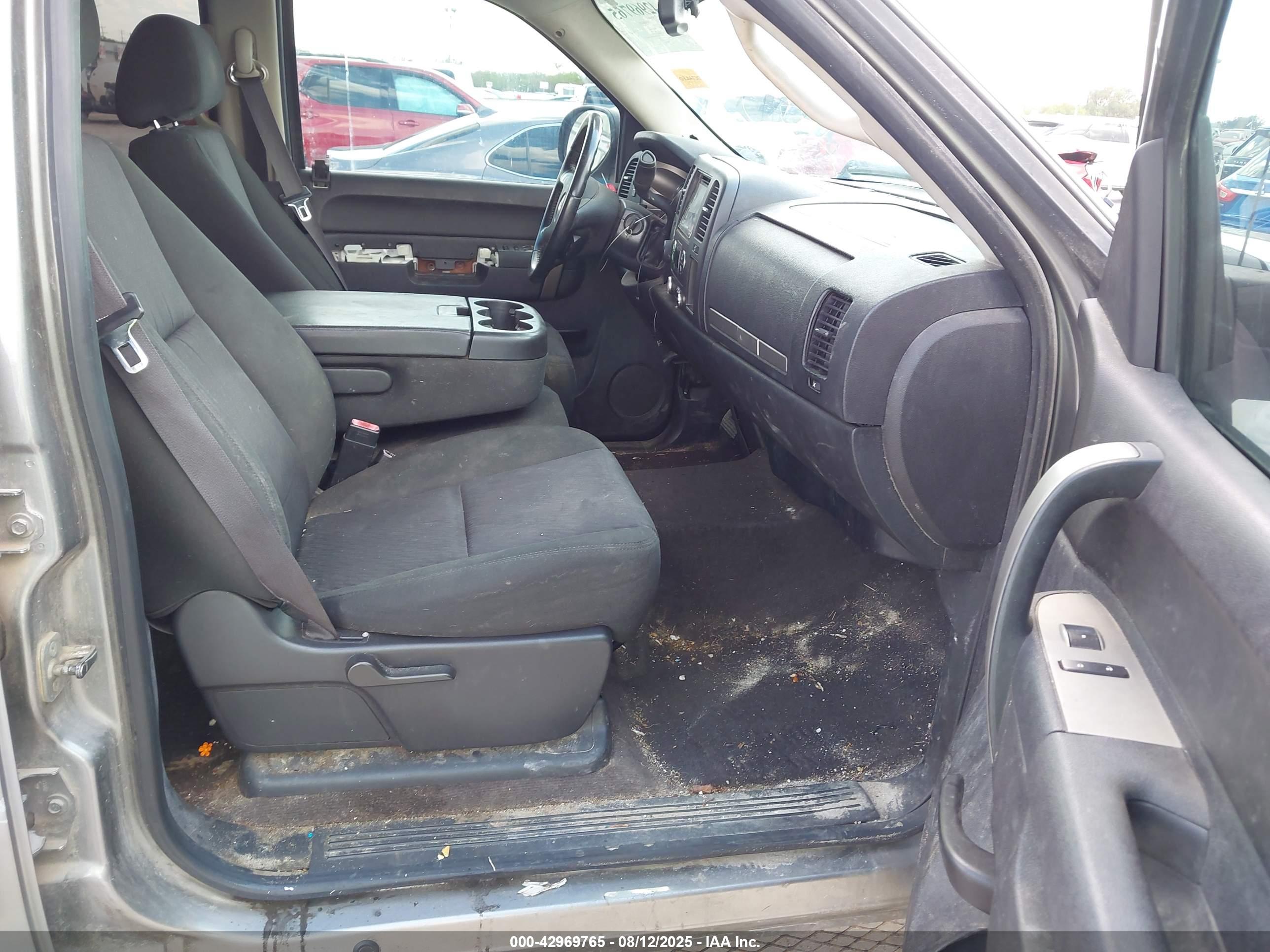 CHEVROLET SILVERADO image 5