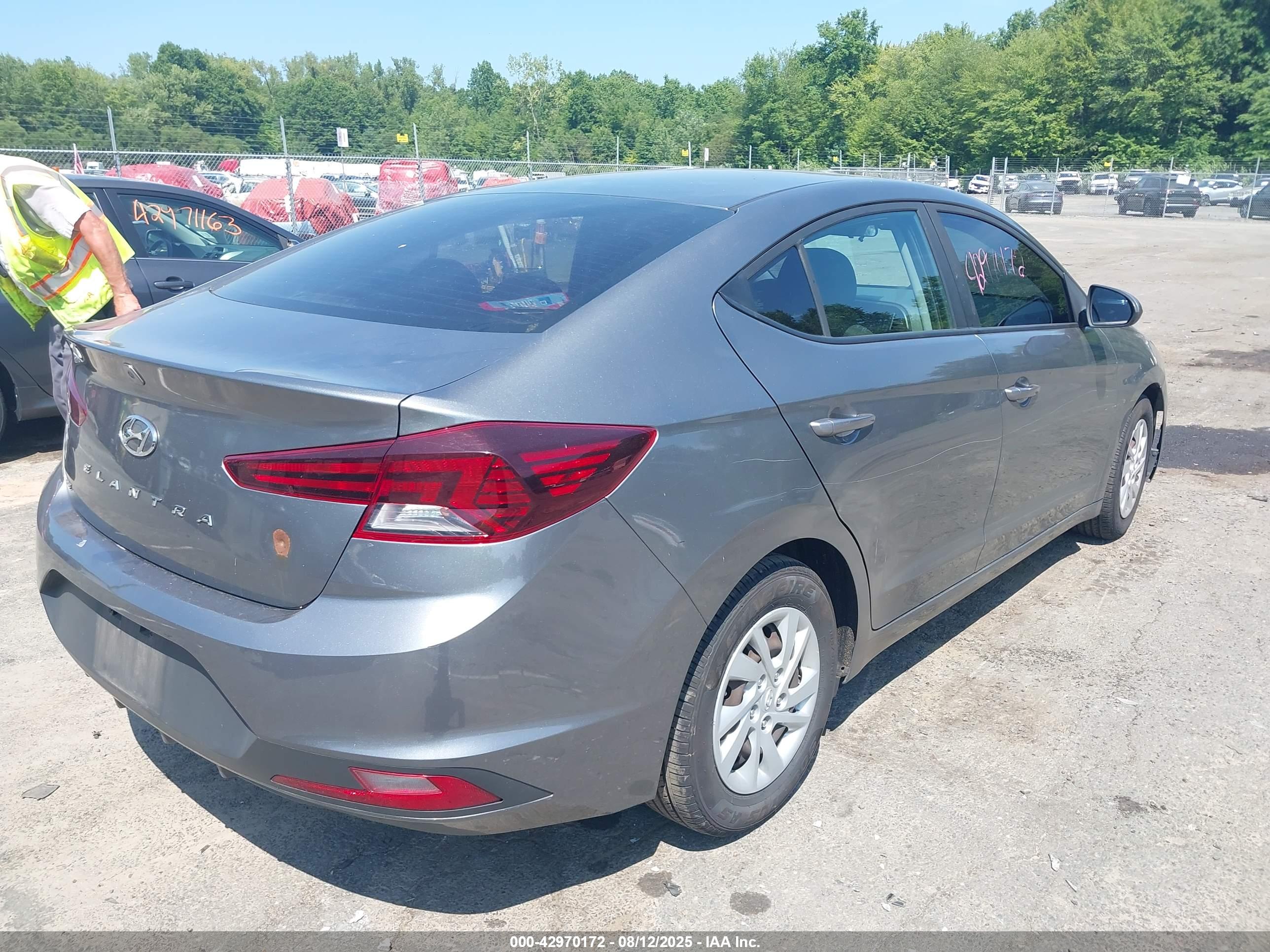 HYUNDAI ELANTRA image 4