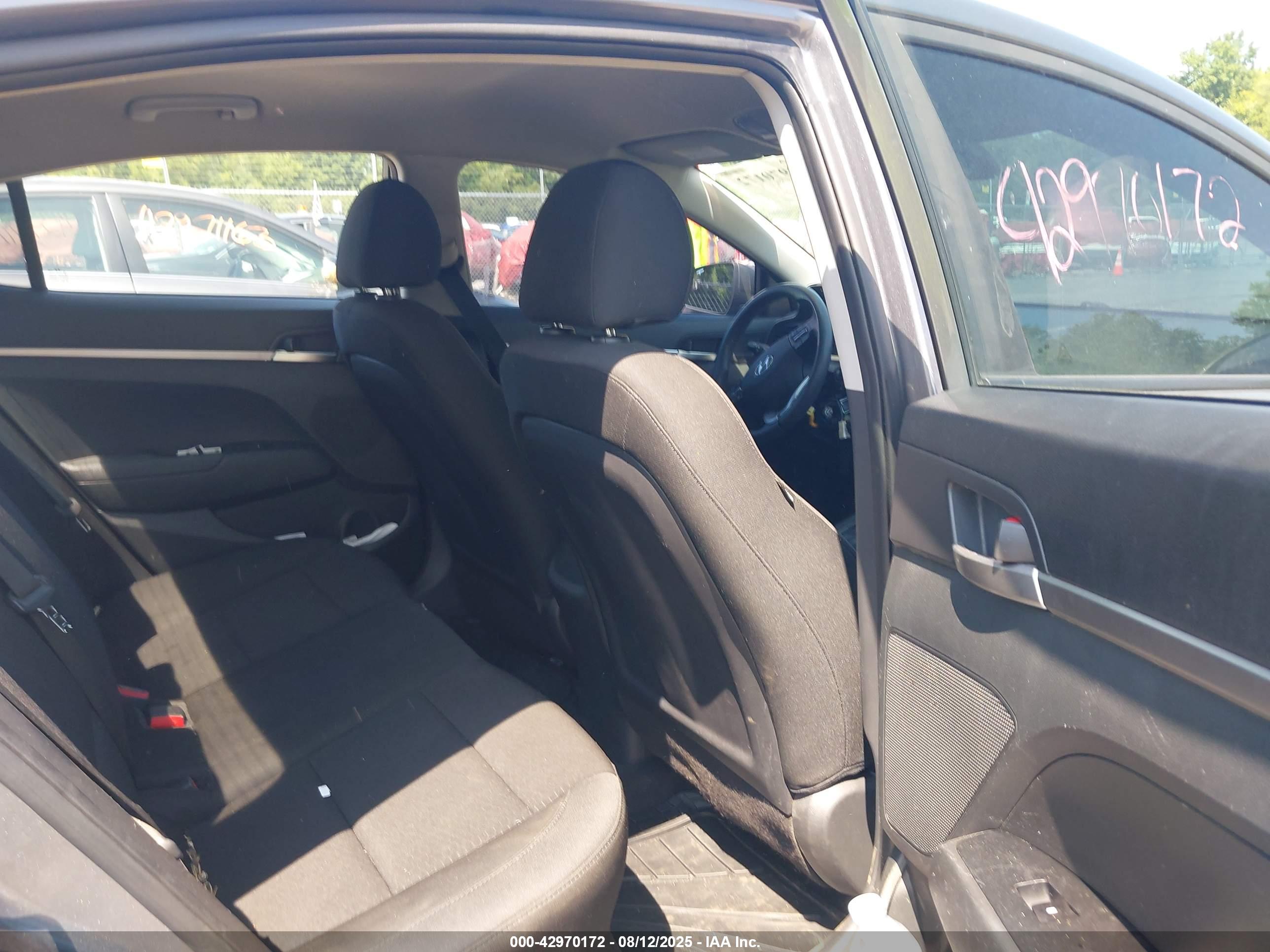 HYUNDAI ELANTRA image 8