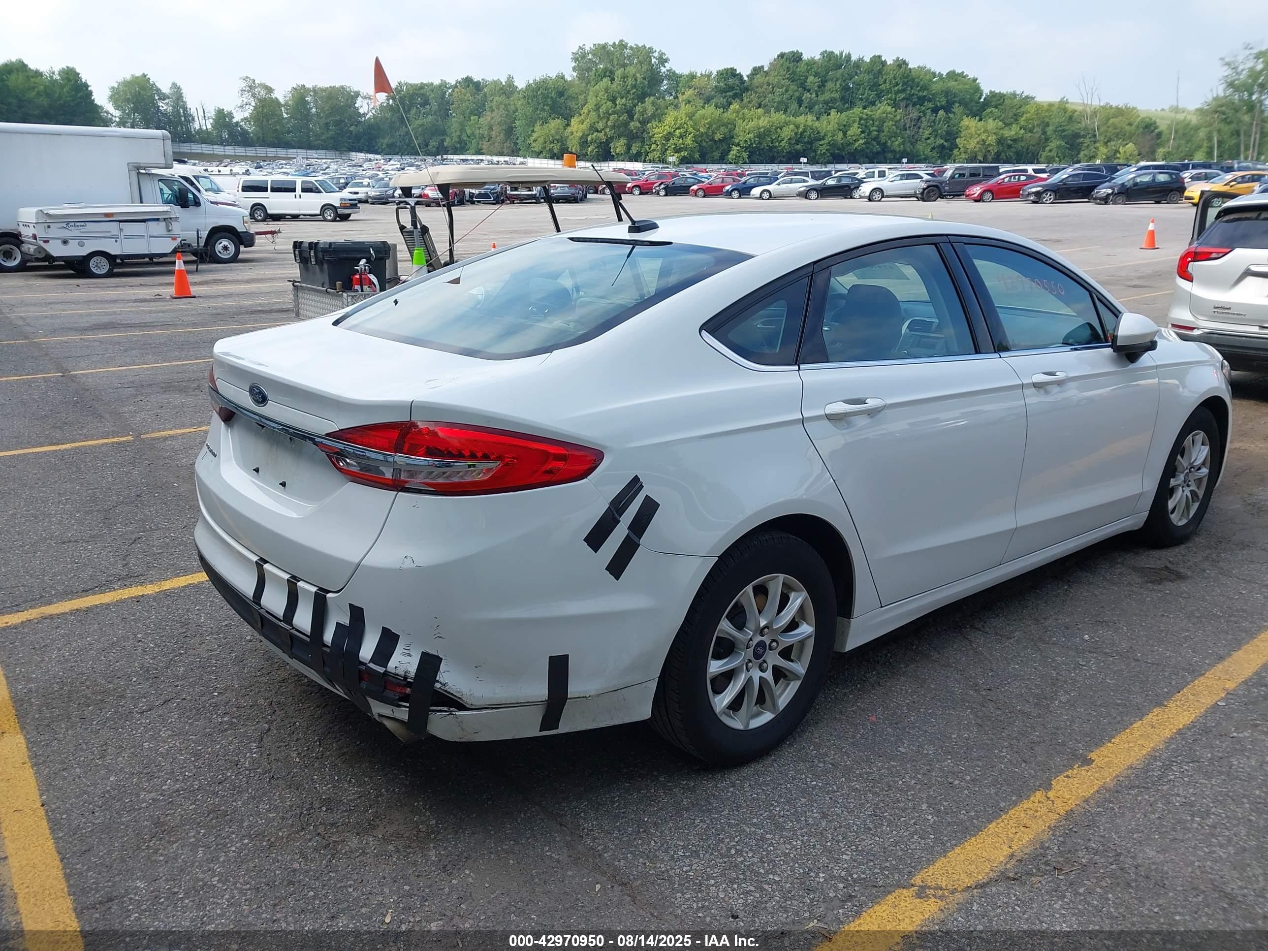 FORD FUSION image 4