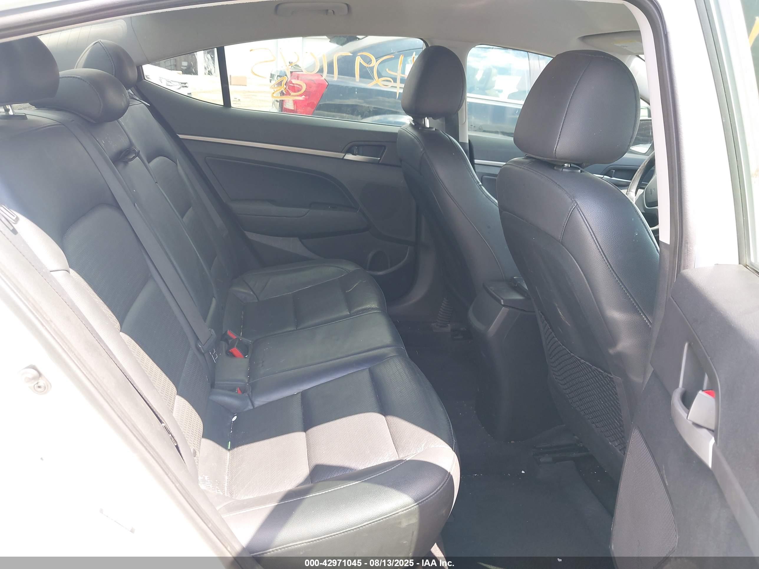 HYUNDAI ELANTRA image 8