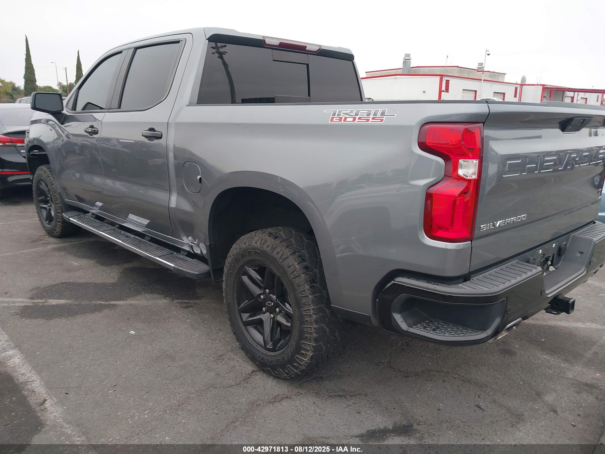 CHEVROLET SILVERADO image 3