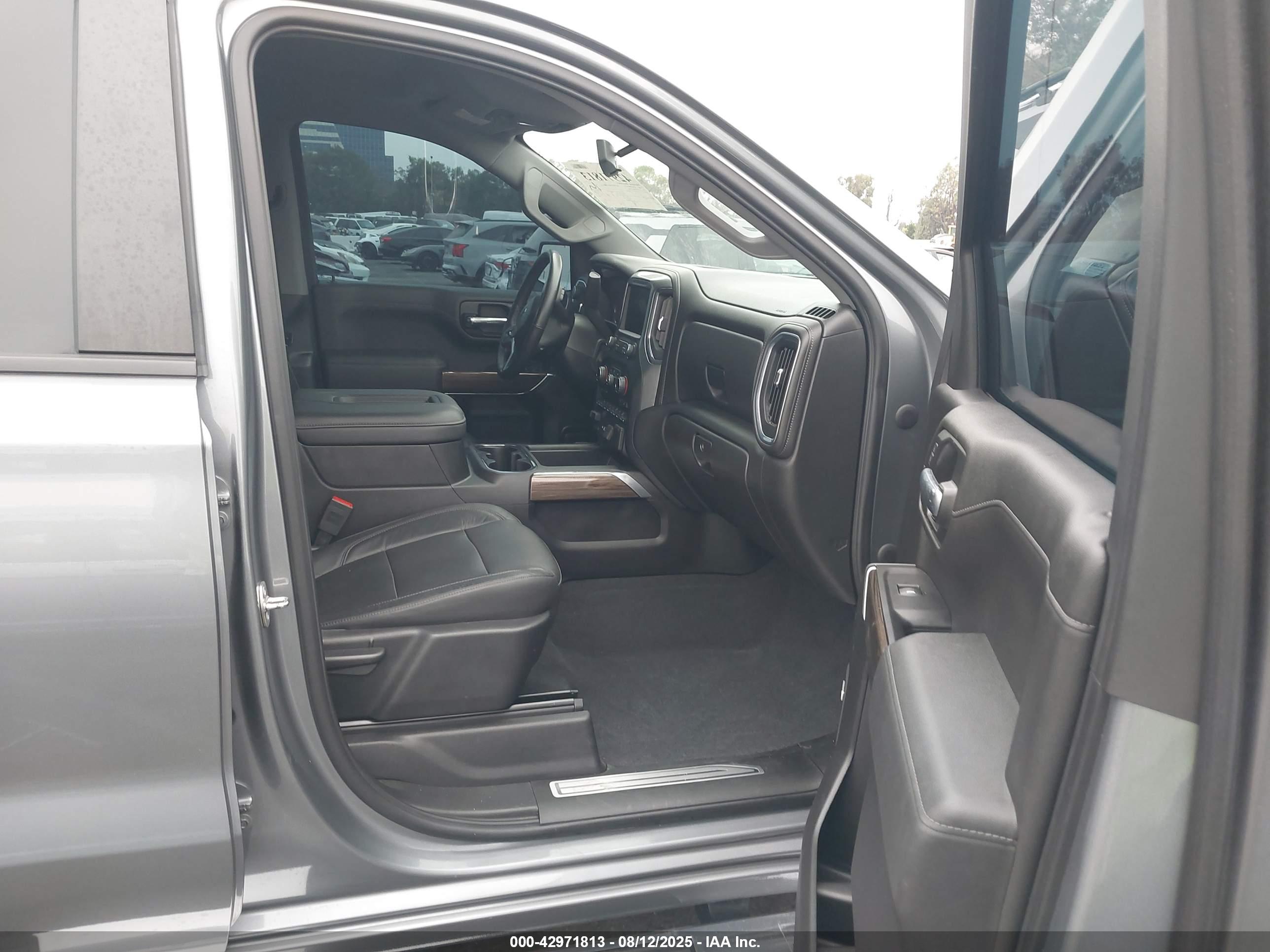 CHEVROLET SILVERADO image 5
