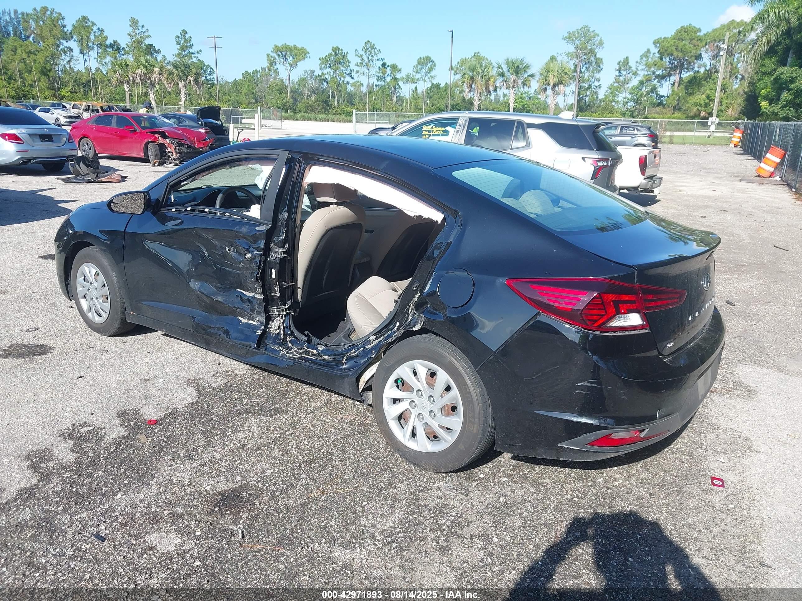 HYUNDAI ELANTRA image 3