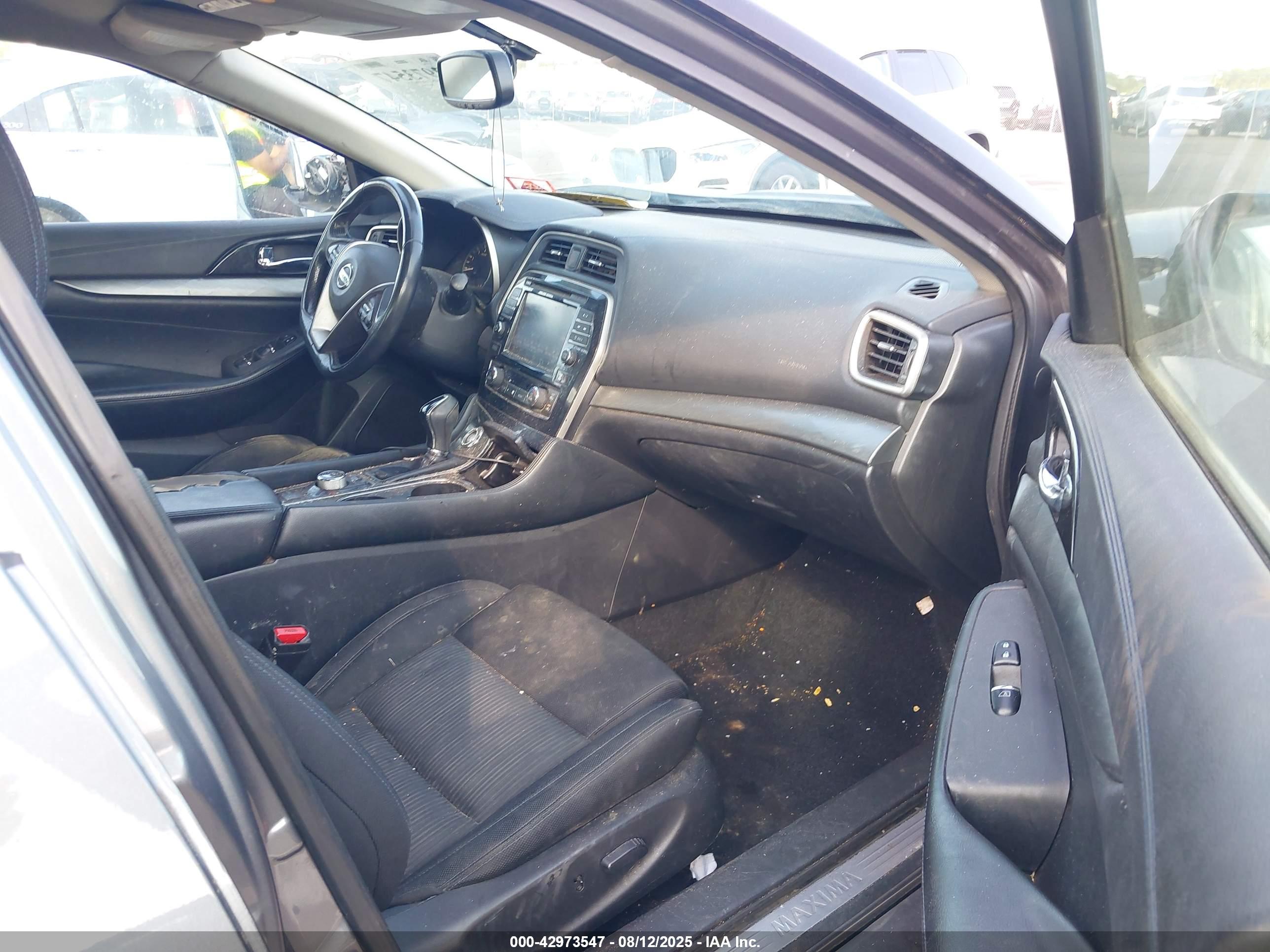 NISSAN MAXIMA image 5