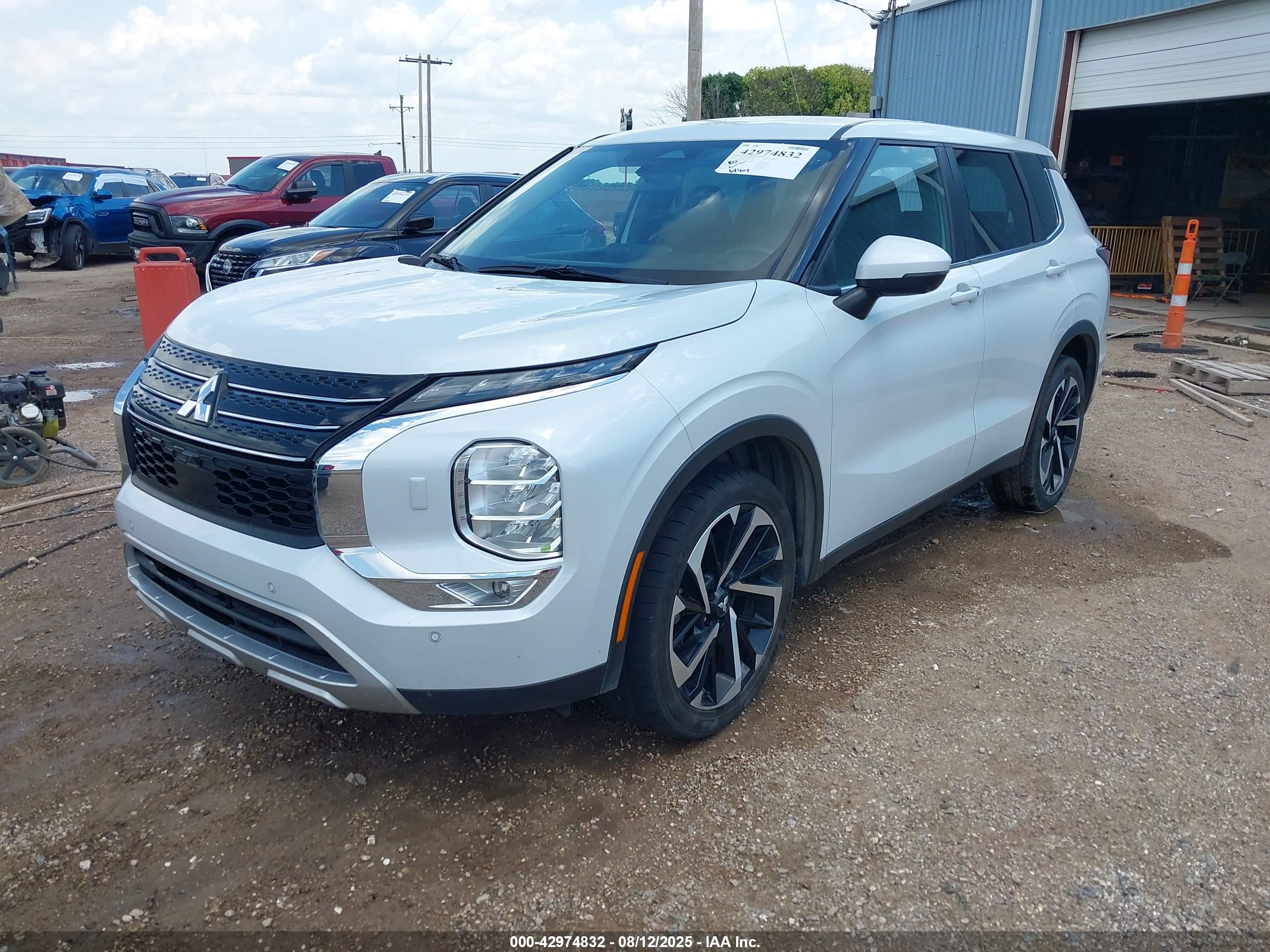 MITSUBISHI OUTLANDER image 2