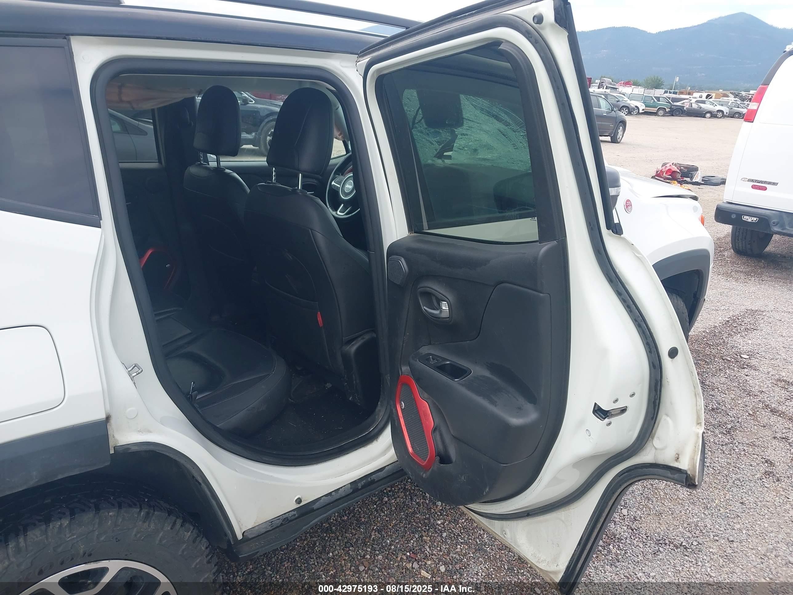 JEEP RENEGADE image 8