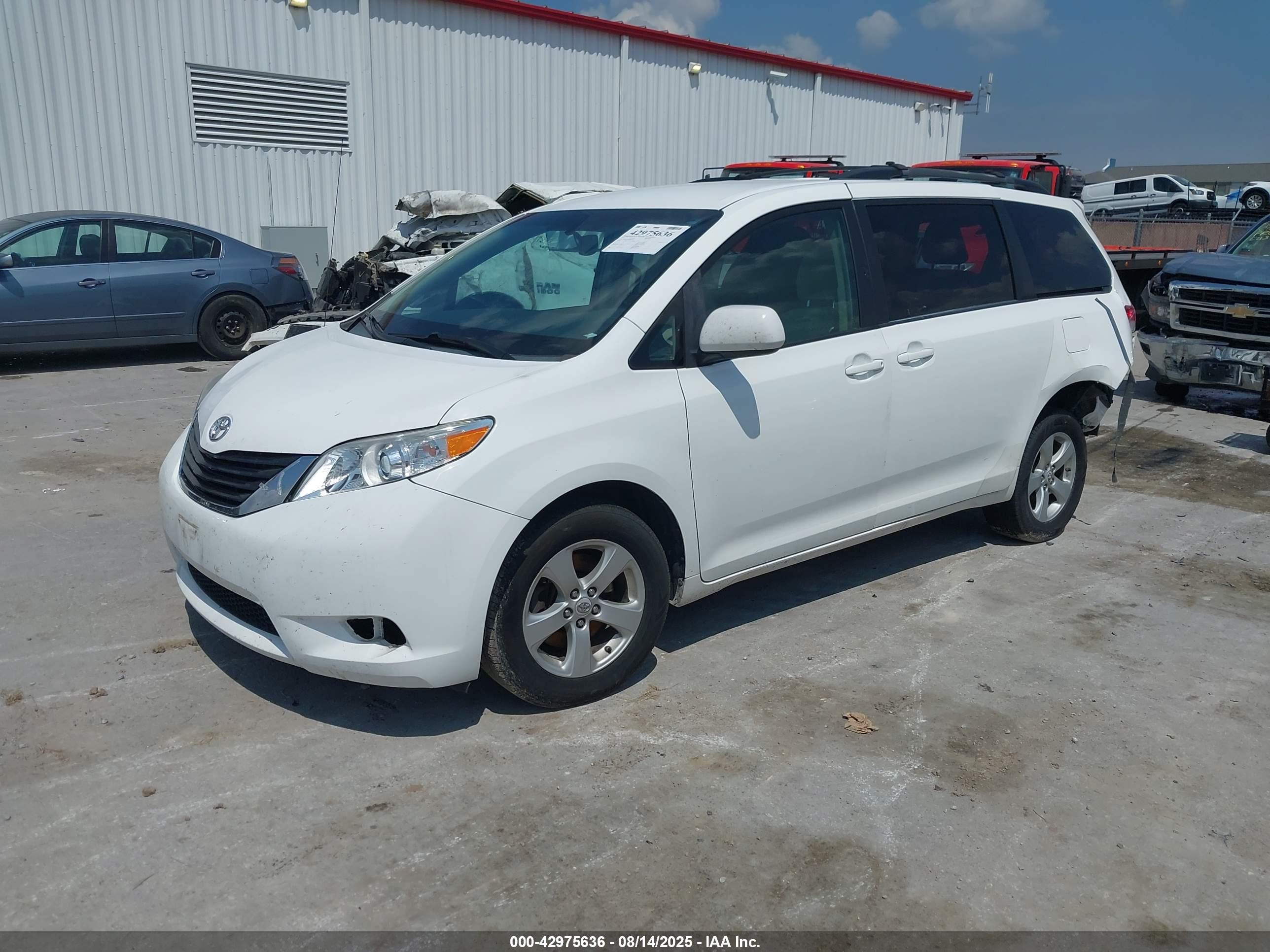 TOYOTA SIENNA image 2