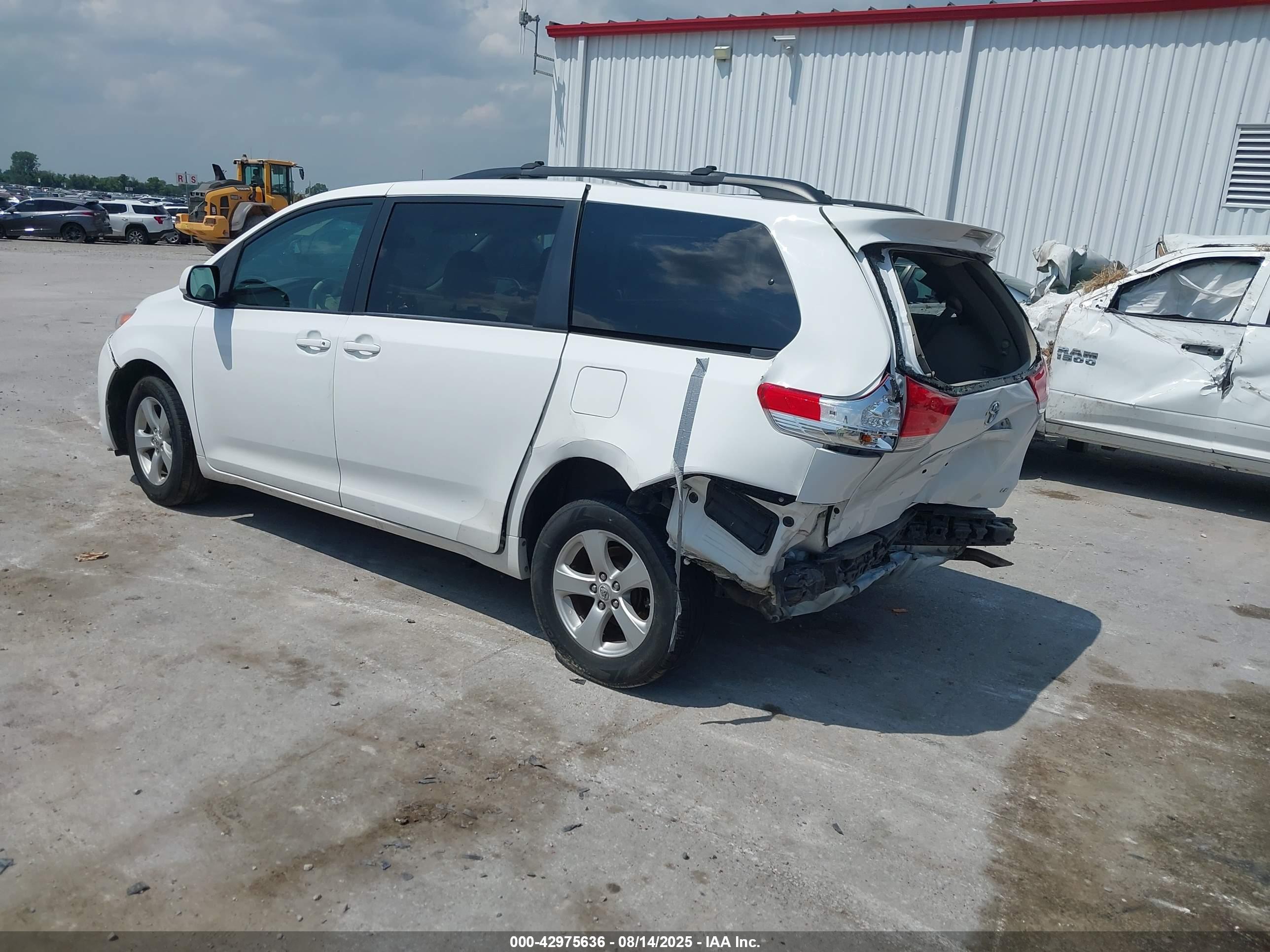 TOYOTA SIENNA image 3