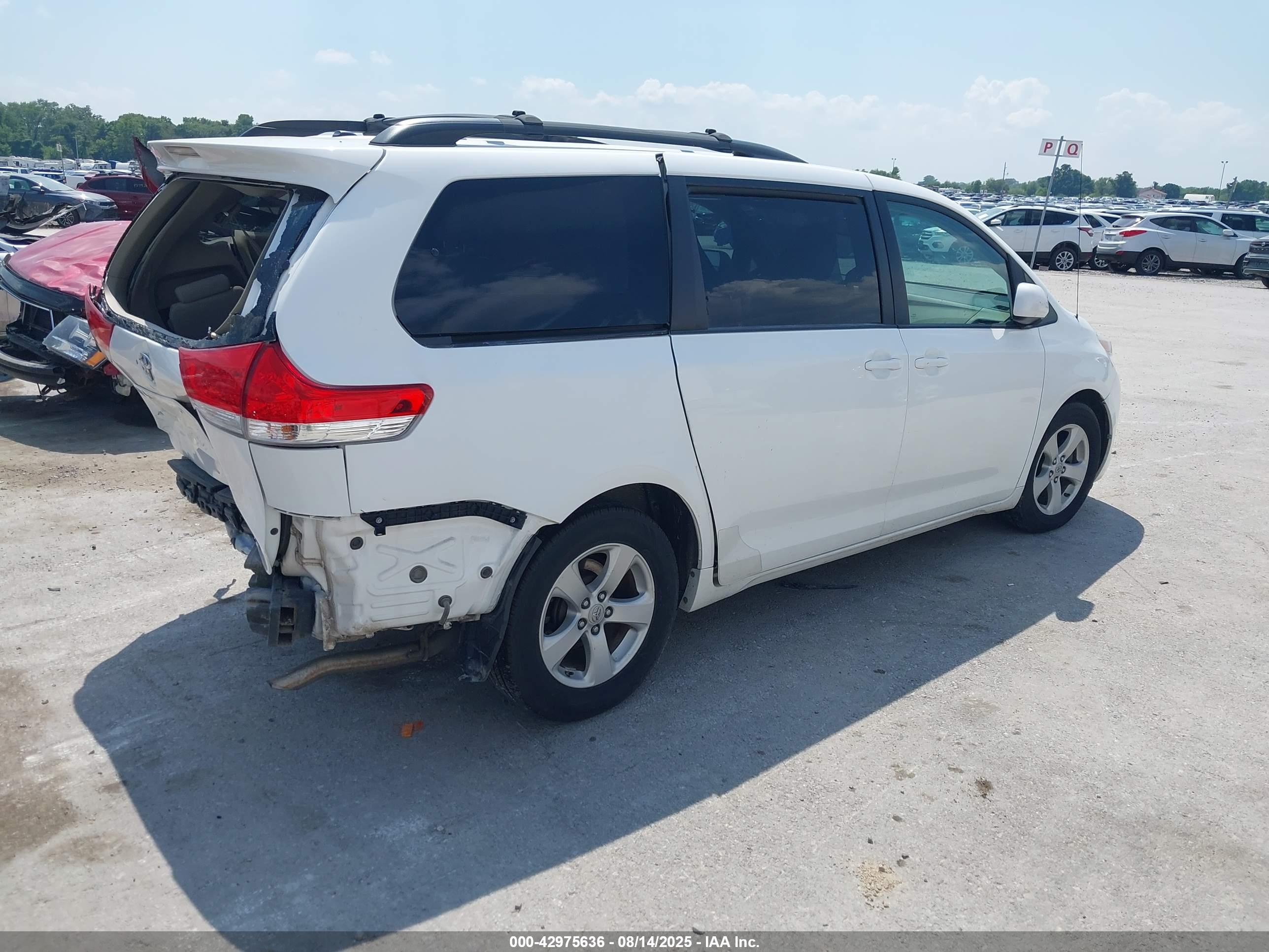 TOYOTA SIENNA image 4