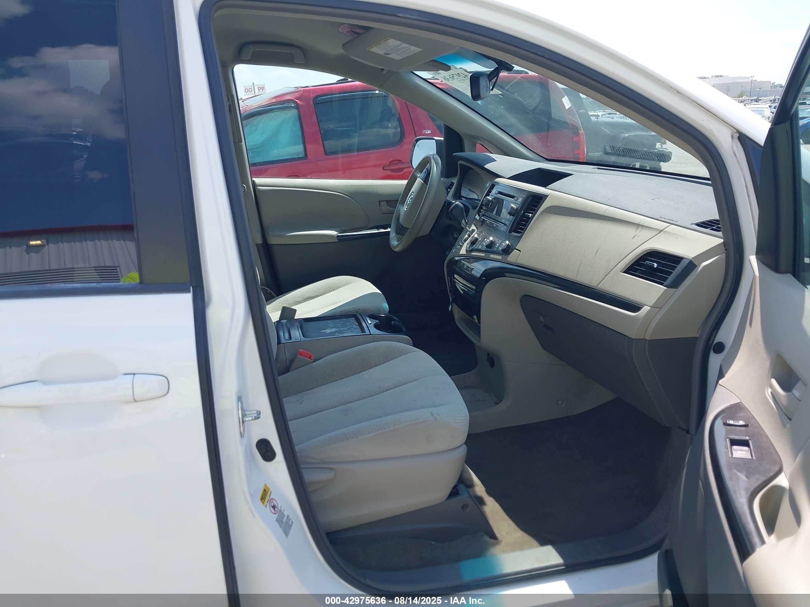 TOYOTA SIENNA image 5