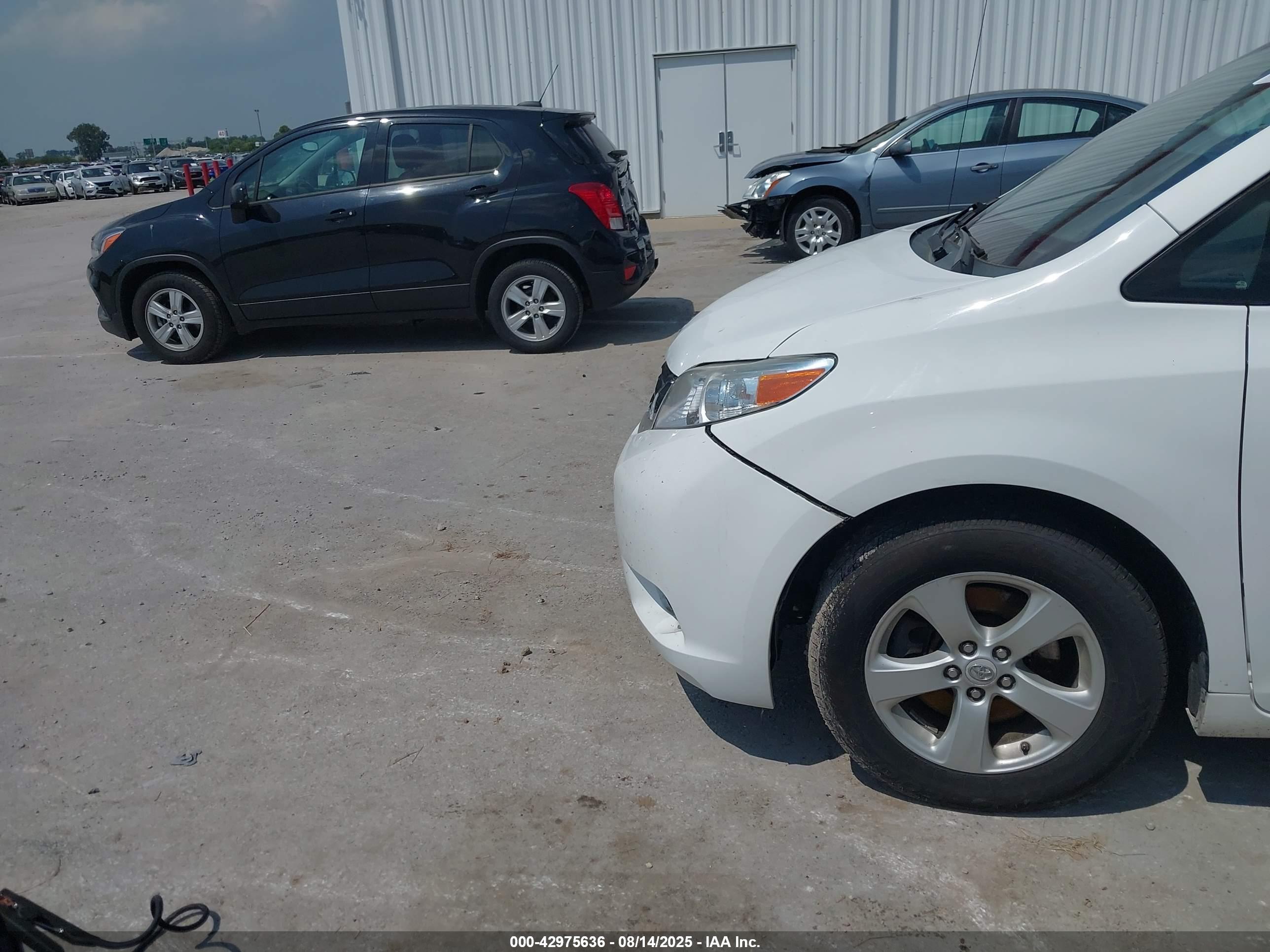 TOYOTA SIENNA image 6