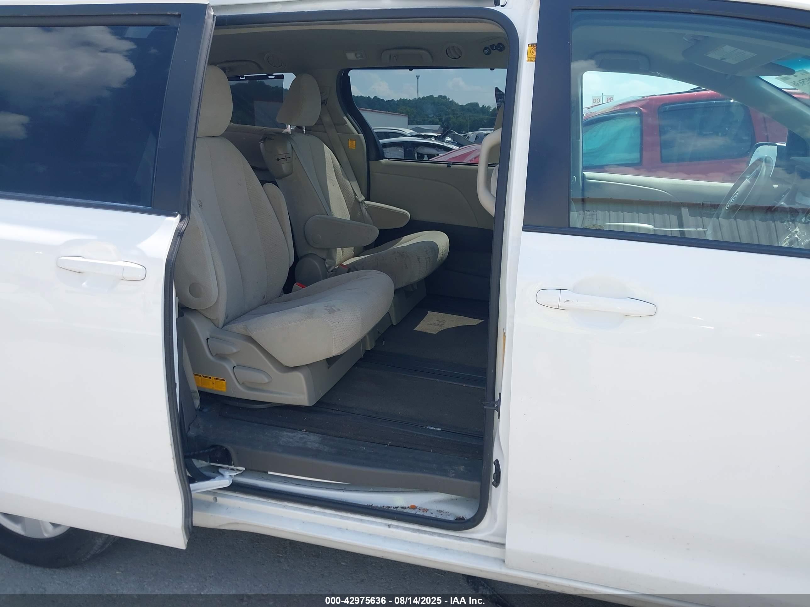 TOYOTA SIENNA image 8