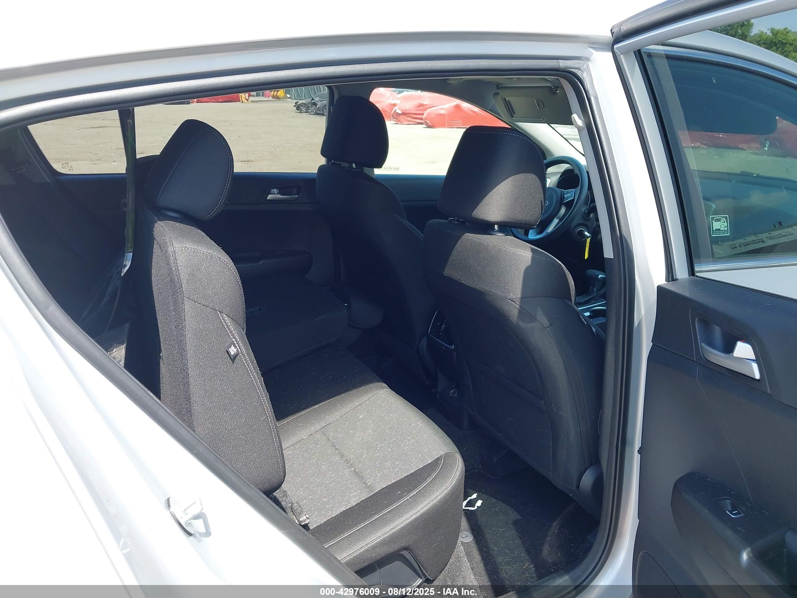 KIA SPORTAGE image 8