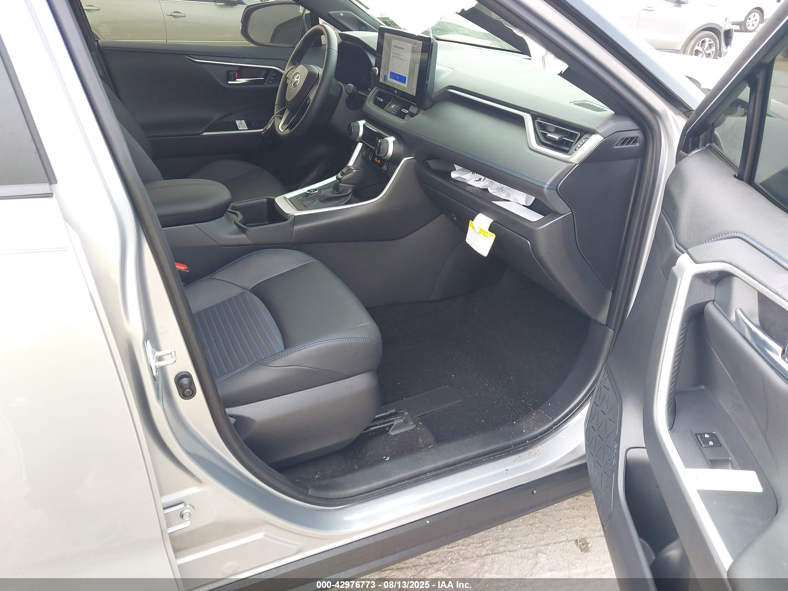 TOYOTA RAV4 image 5