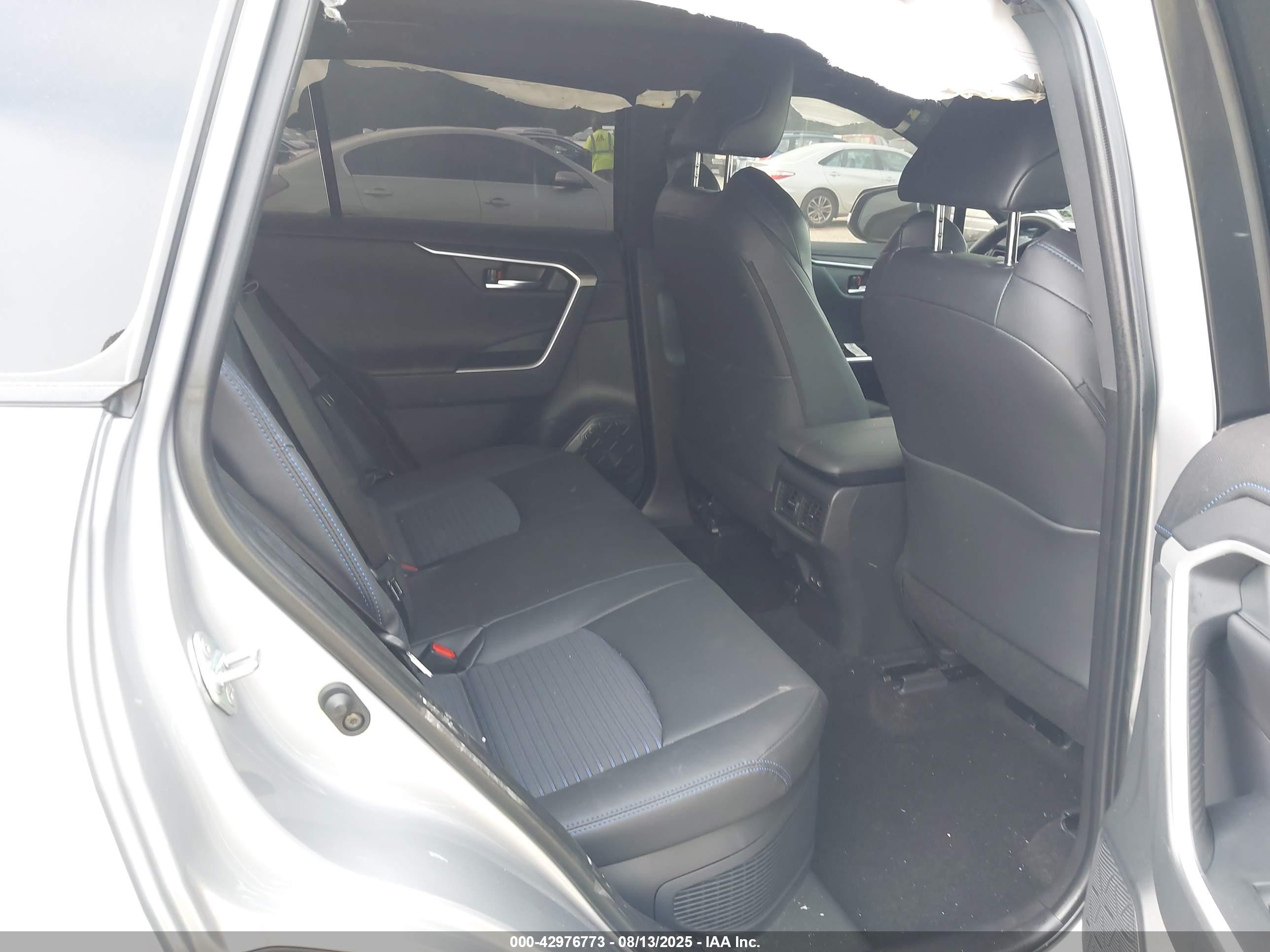 TOYOTA RAV4 image 8