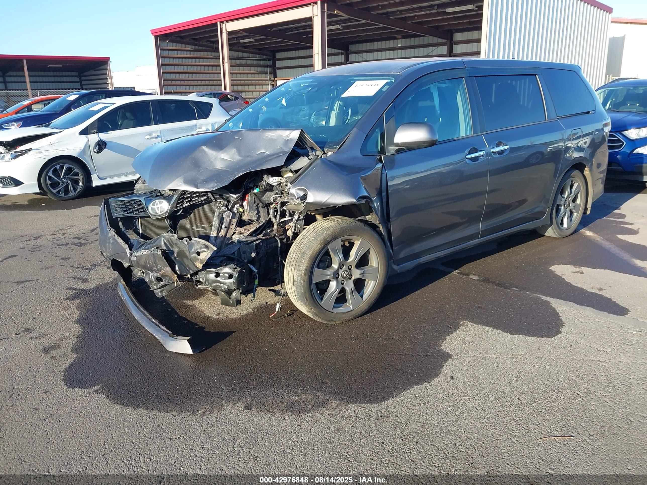 TOYOTA SIENNA image 2
