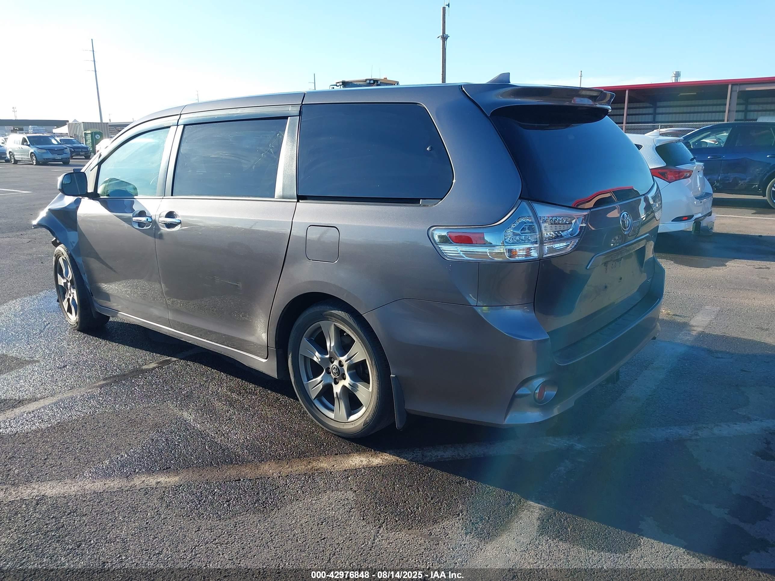 TOYOTA SIENNA image 3