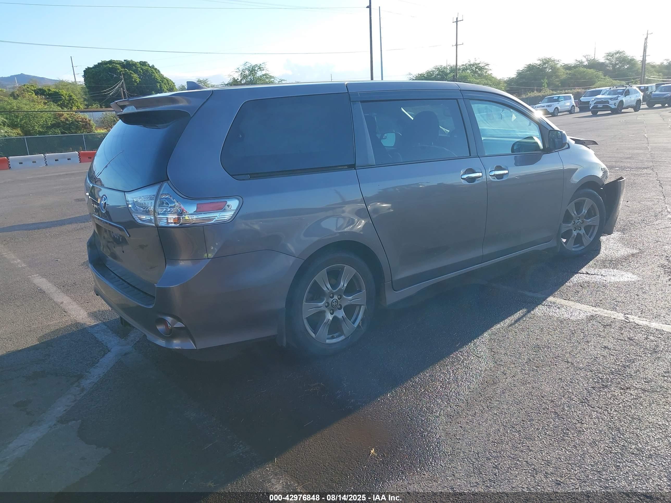 TOYOTA SIENNA image 4