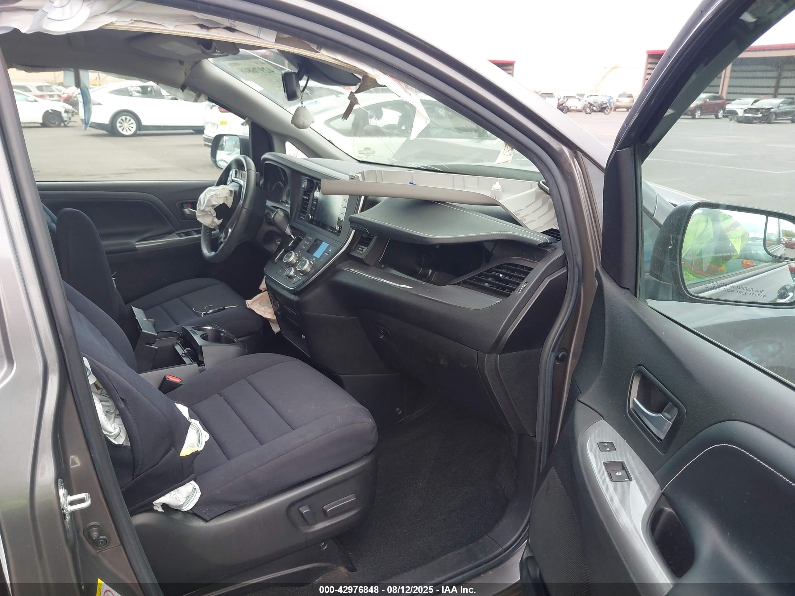 TOYOTA SIENNA image 5