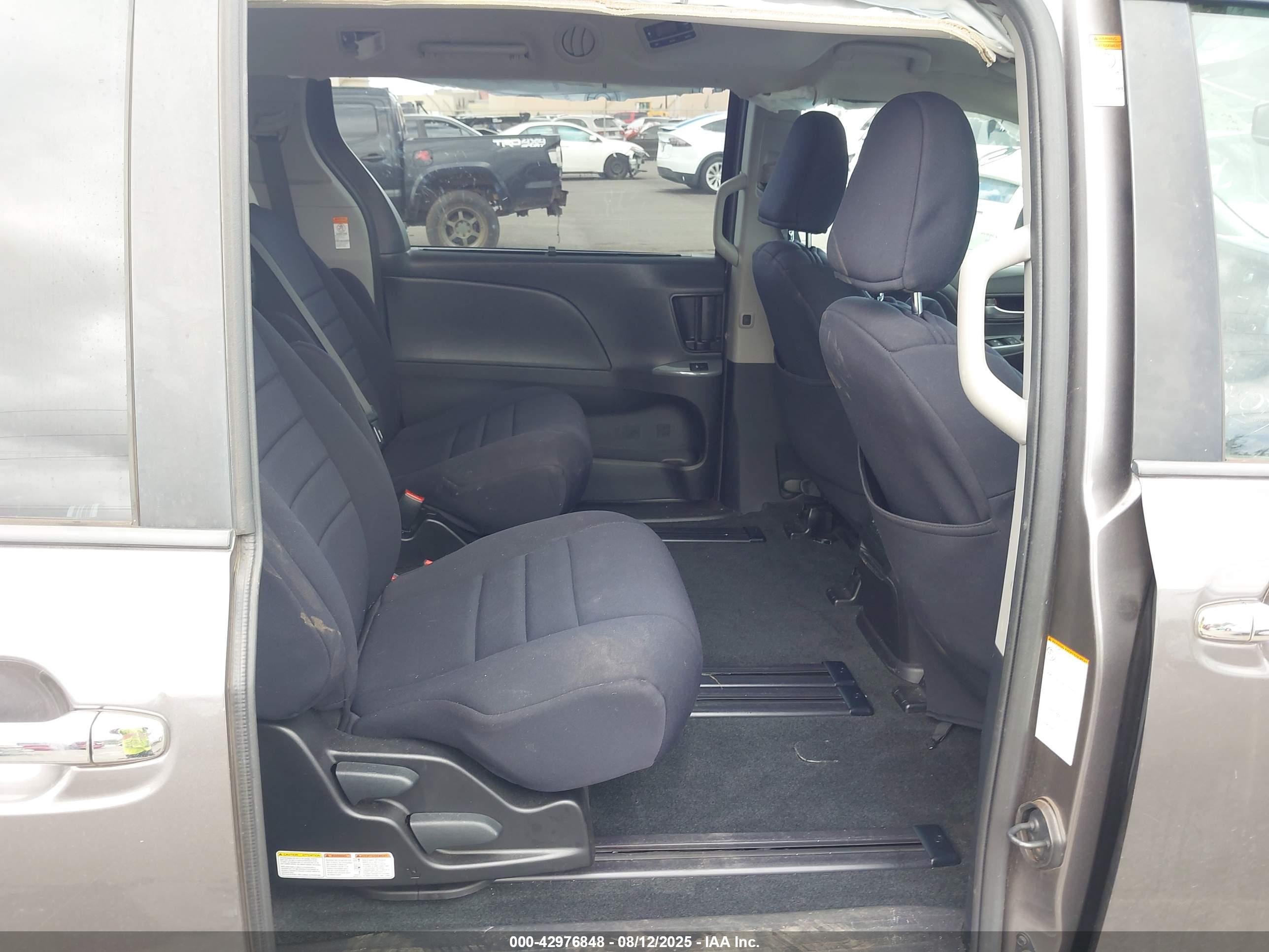 TOYOTA SIENNA image 8