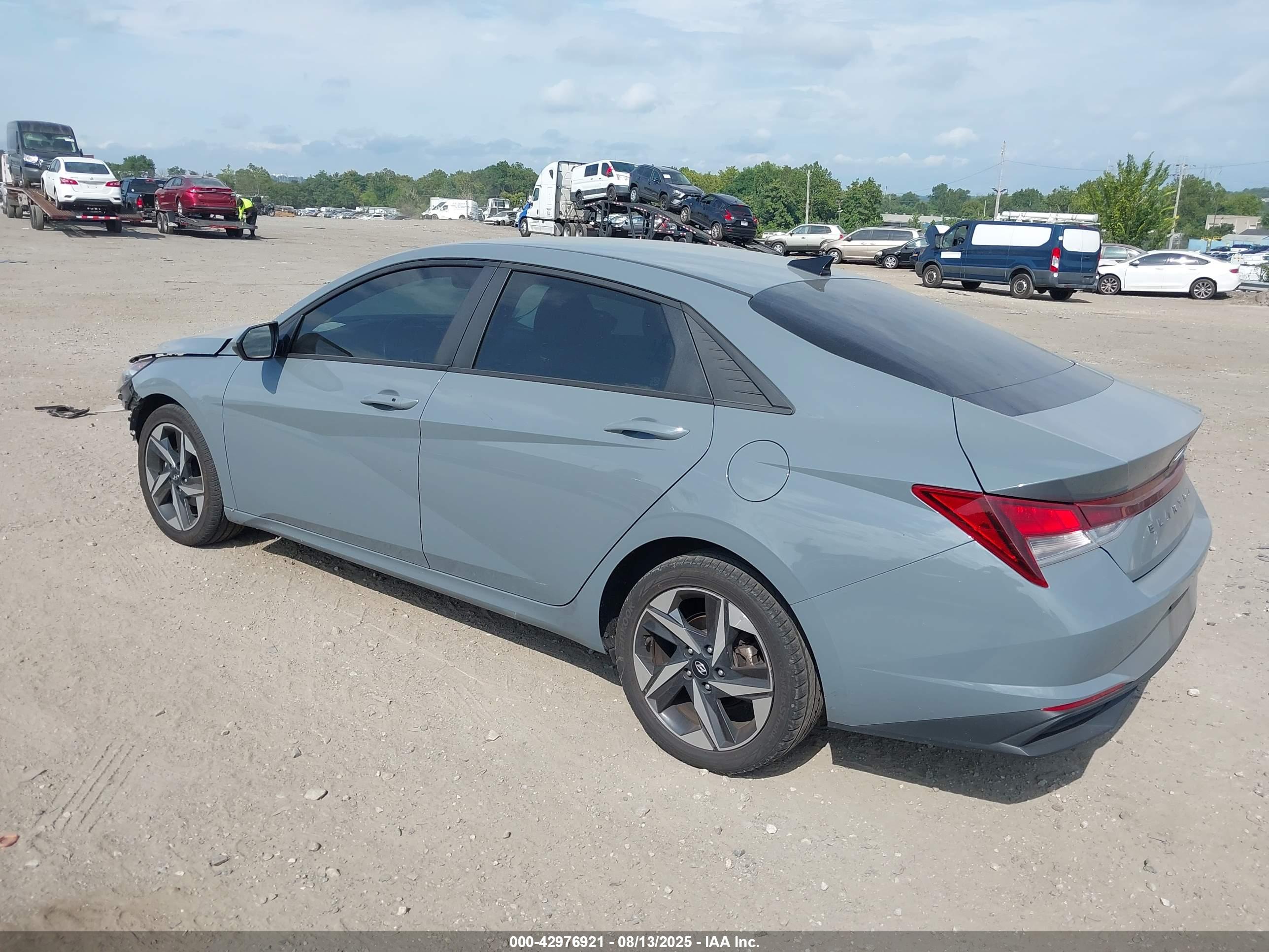 HYUNDAI ELANTRA image 3