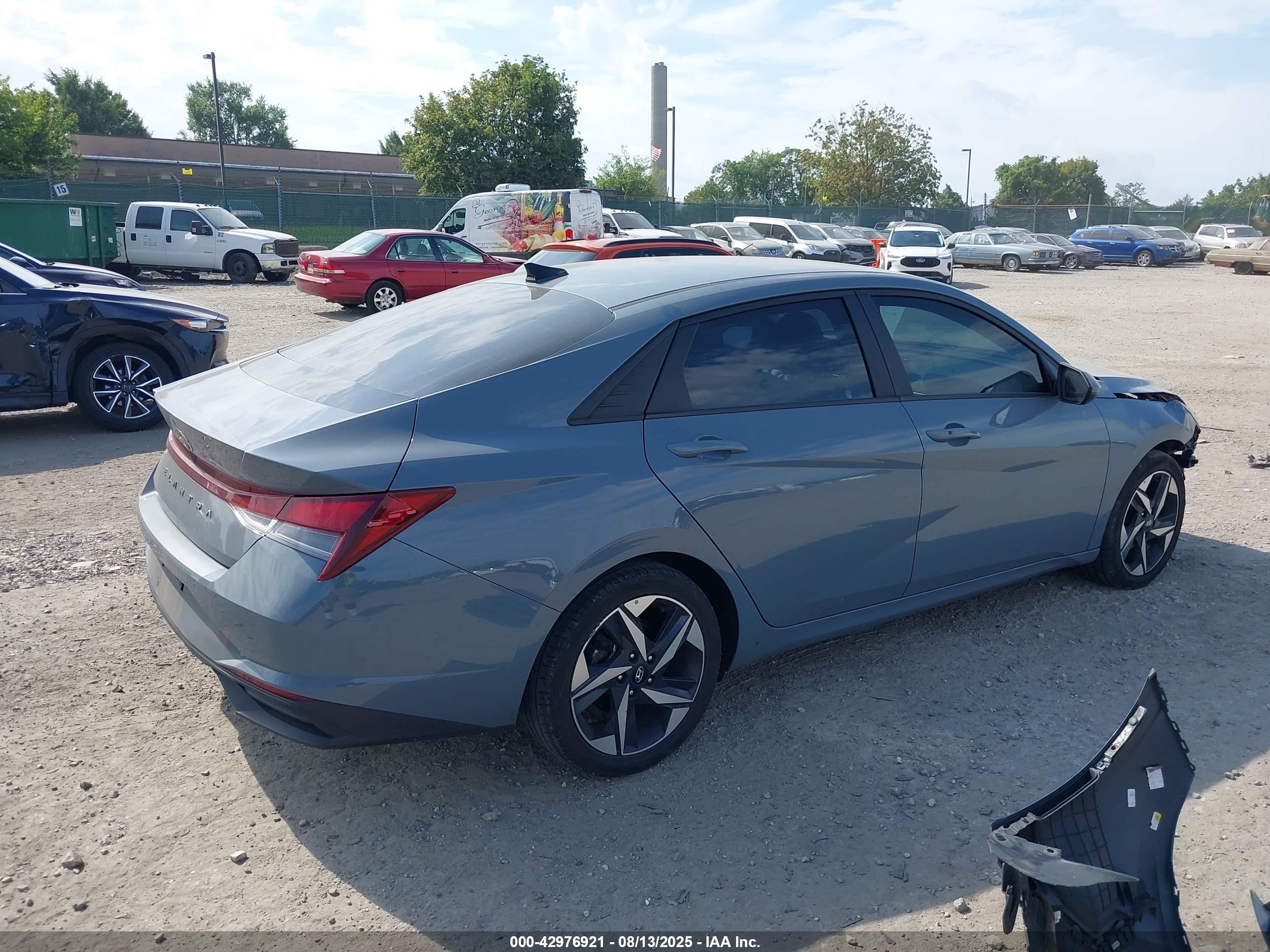 HYUNDAI ELANTRA image 4