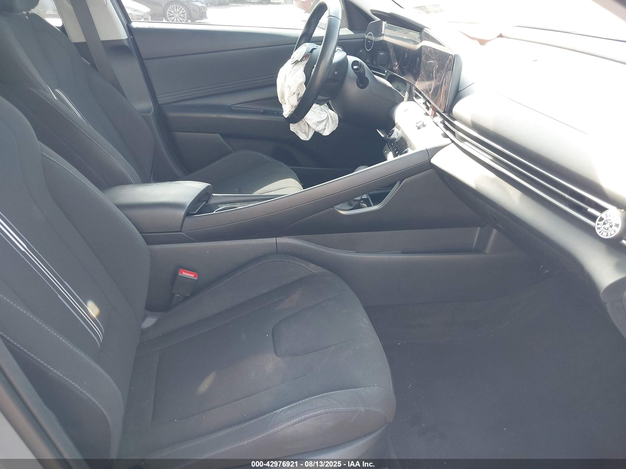 HYUNDAI ELANTRA image 5