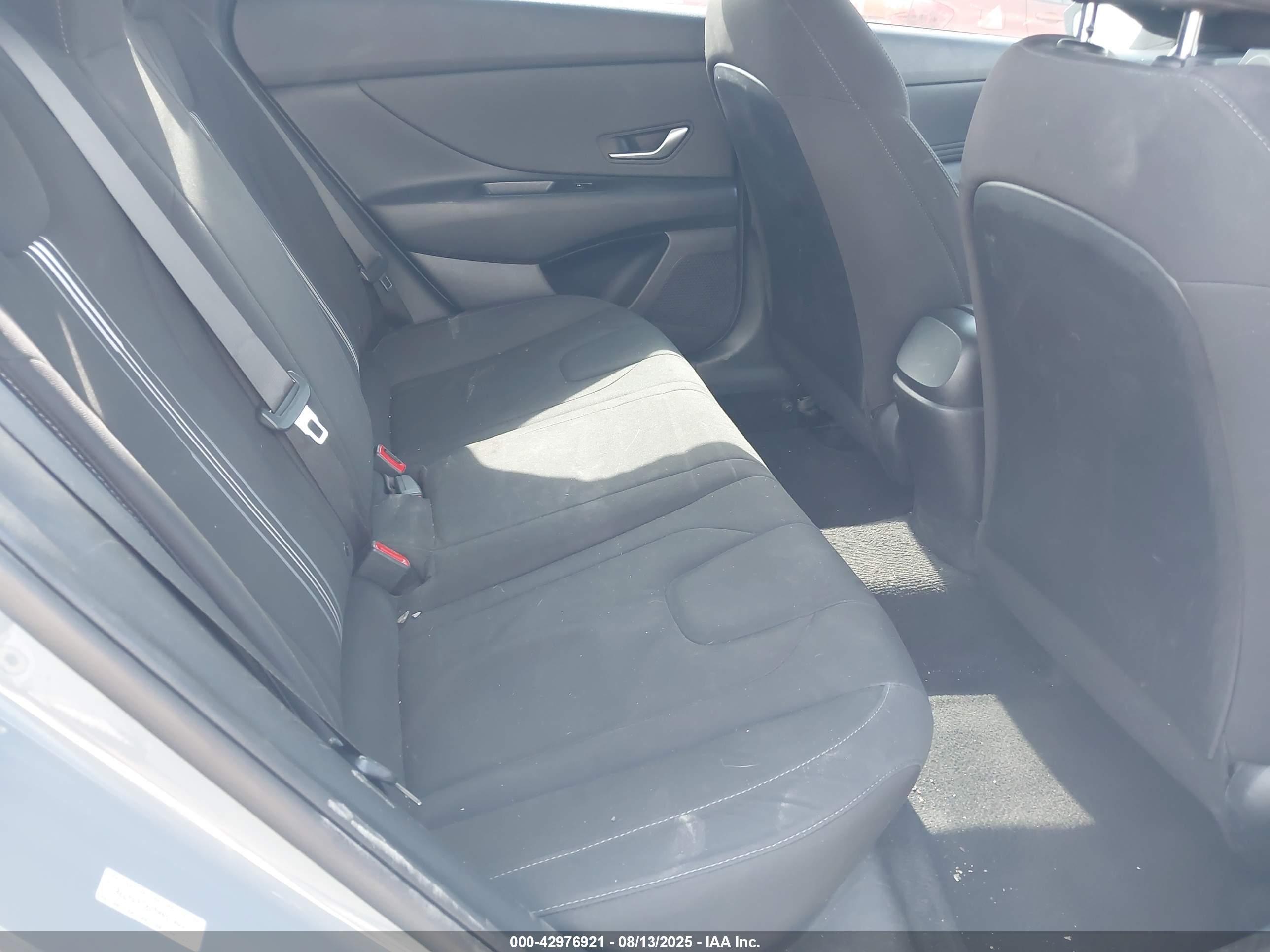 HYUNDAI ELANTRA image 8