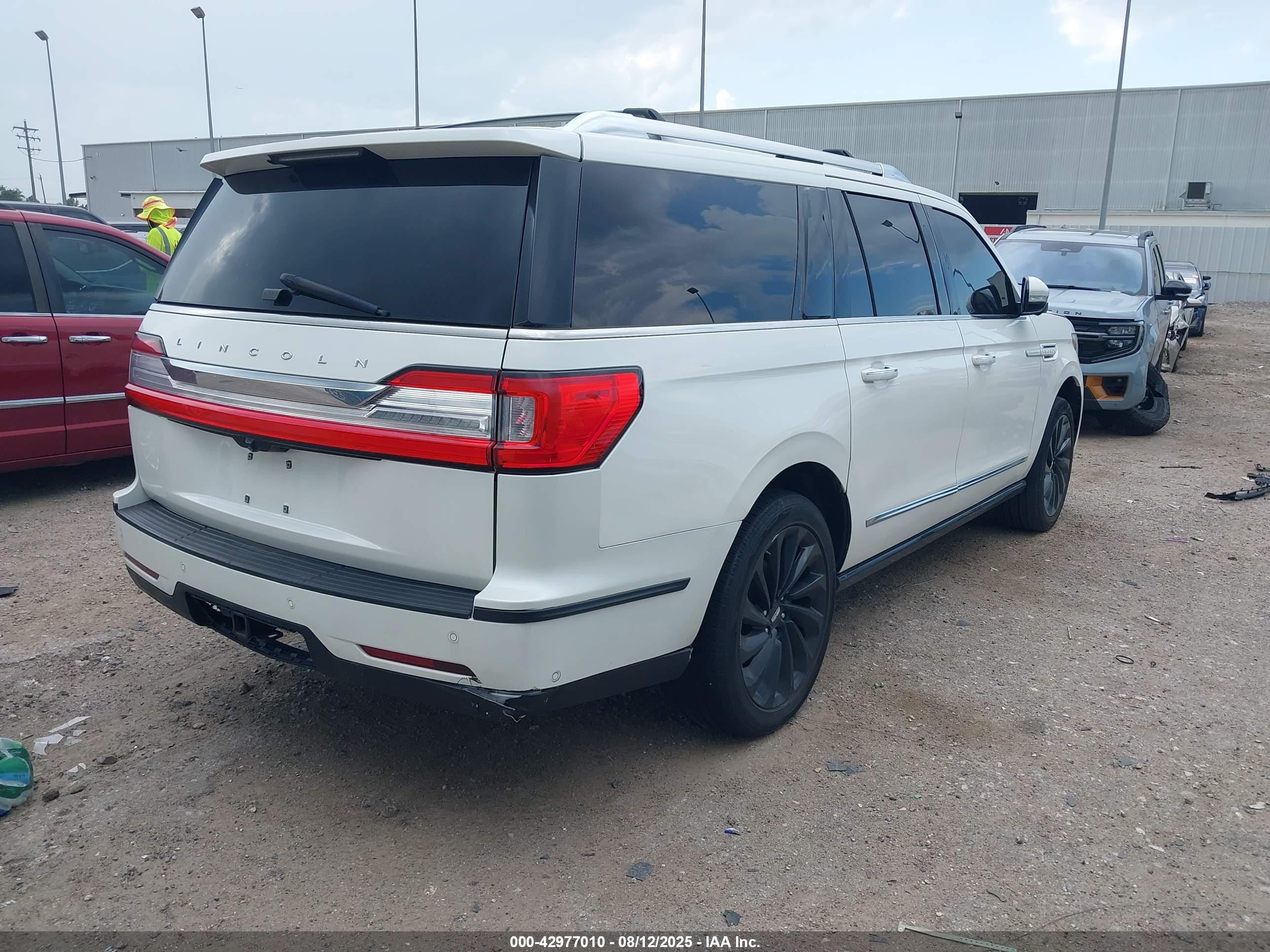 LINCOLN NAVIGATOR image 4