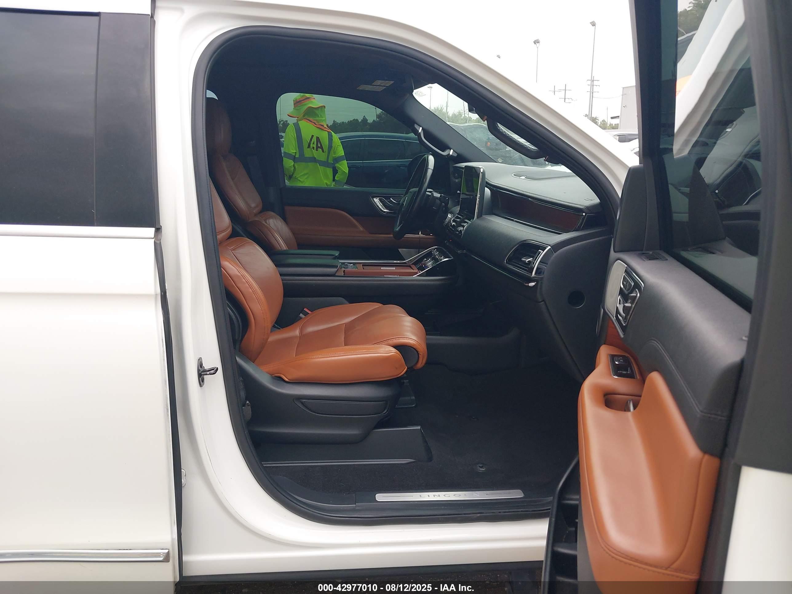 LINCOLN NAVIGATOR image 5