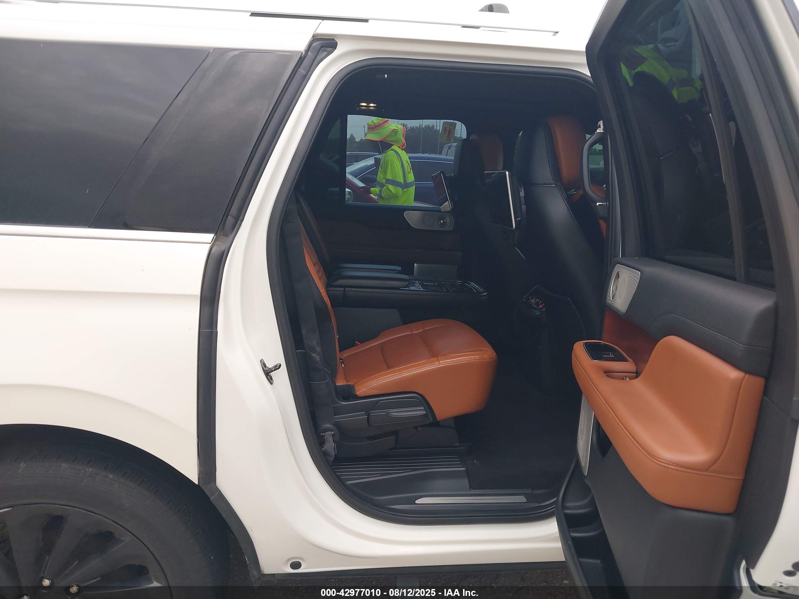 LINCOLN NAVIGATOR image 8