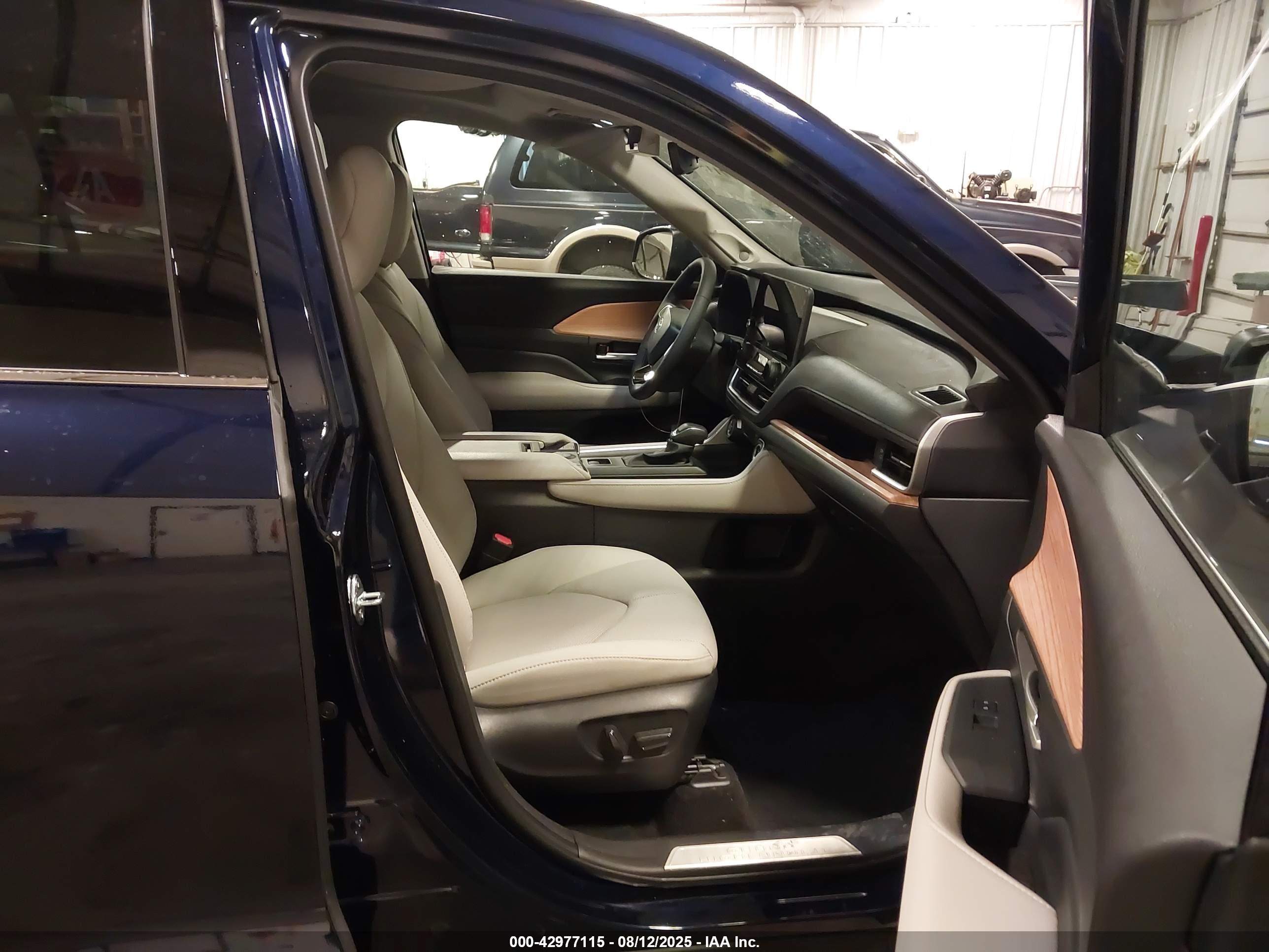 TOYOTA GRAND image 5