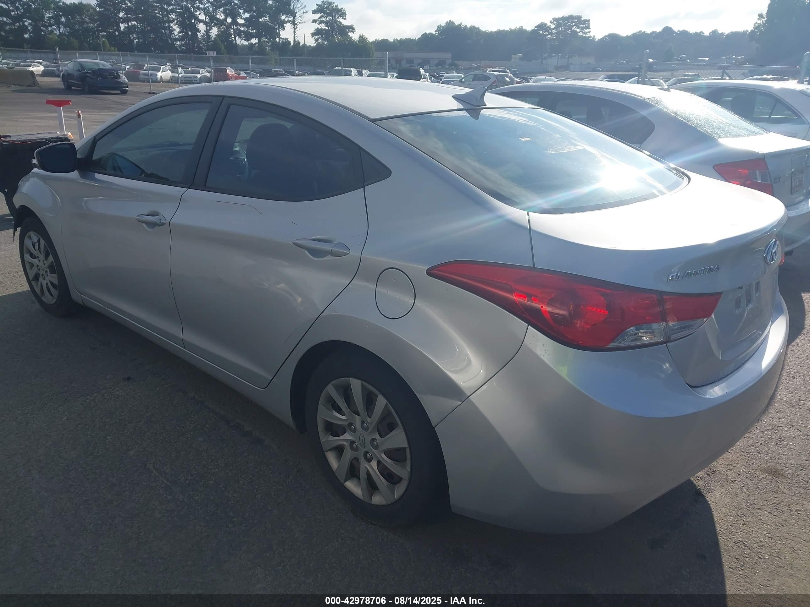 HYUNDAI ELANTRA image 3