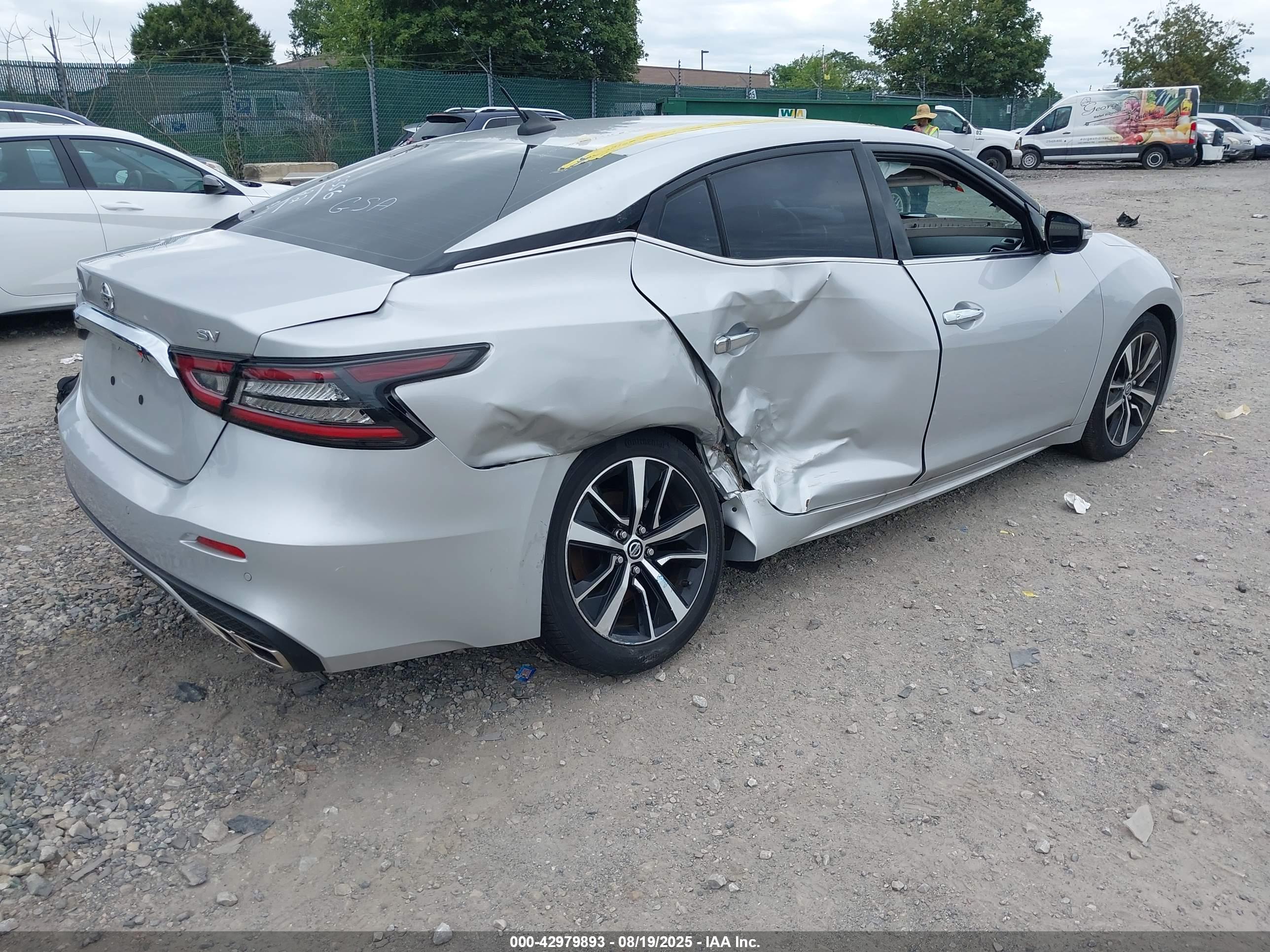 NISSAN MAXIMA image 4