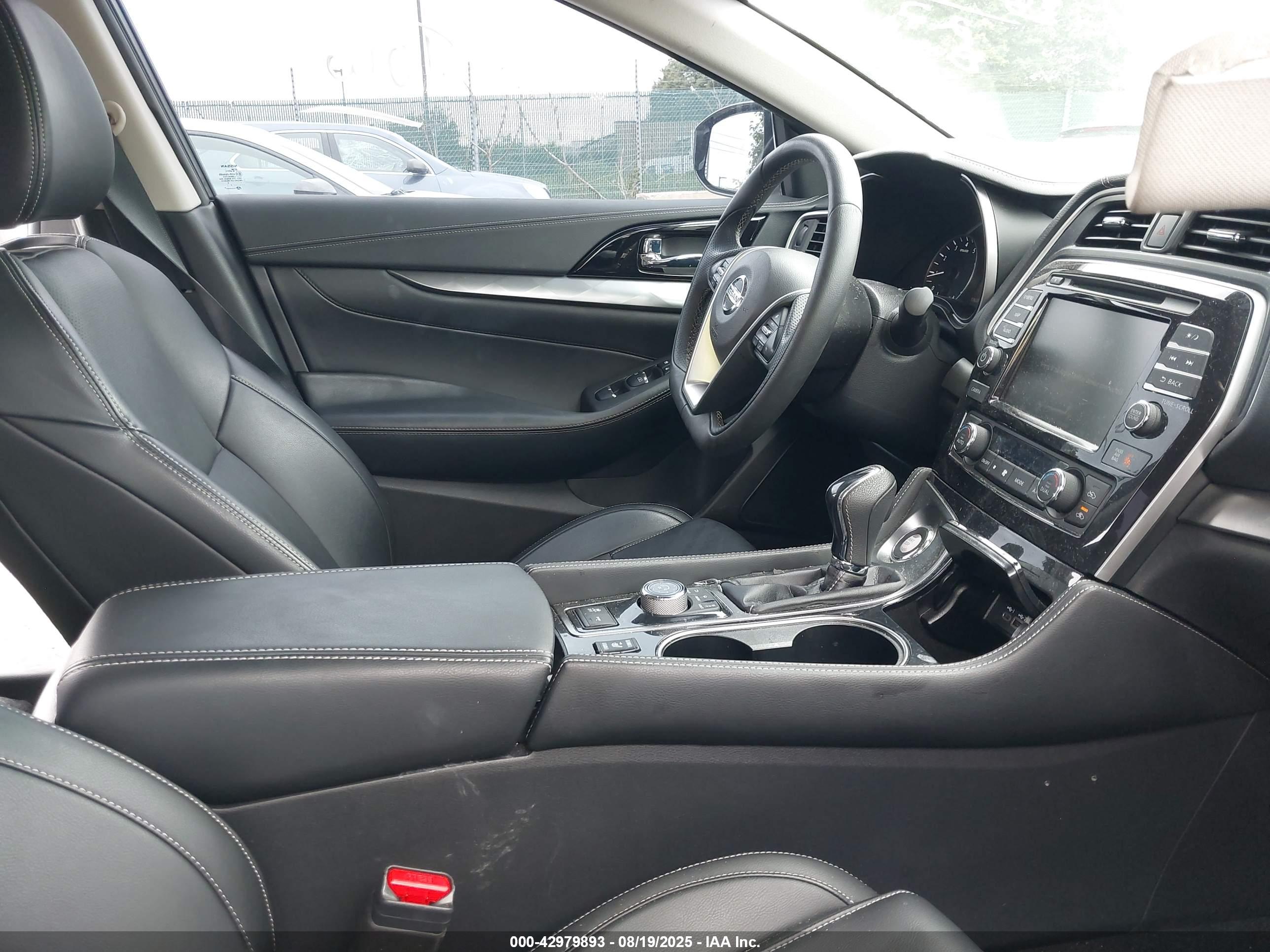 NISSAN MAXIMA image 5