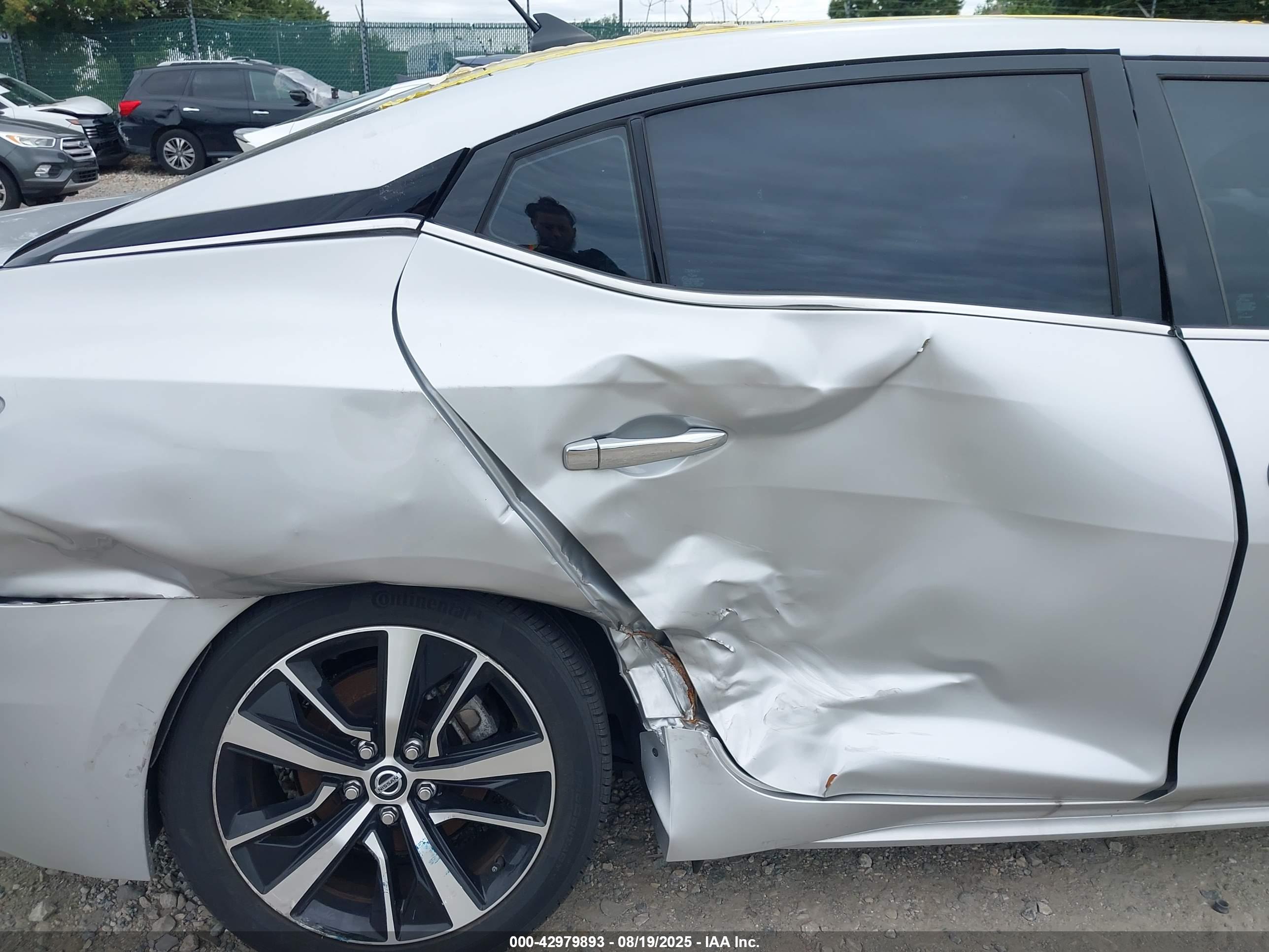 NISSAN MAXIMA image 6